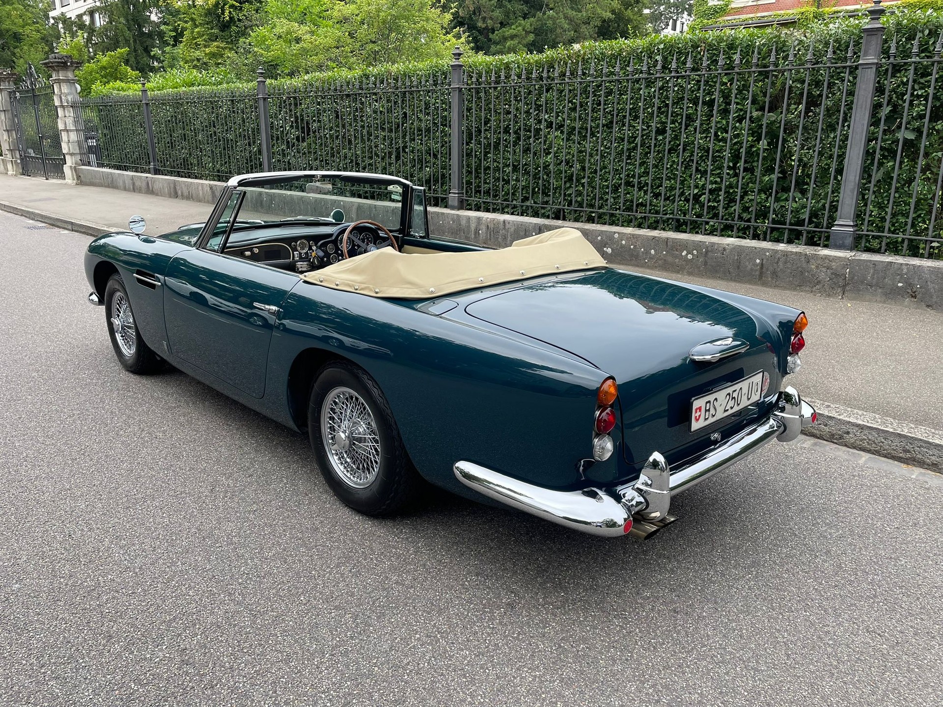 ASTON MARTIN DB5 Convertible-showroom-element-1