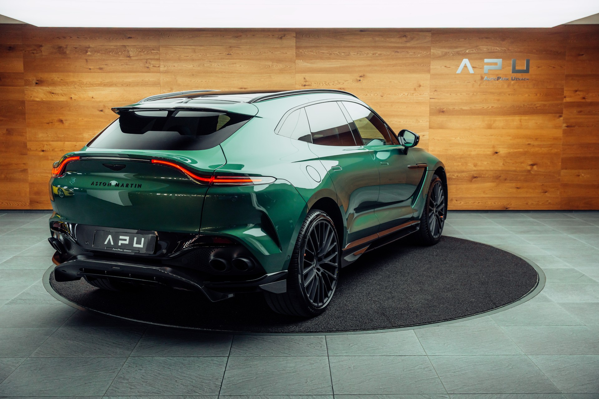 ASTON MARTIN DBX 707-showroom-element-1