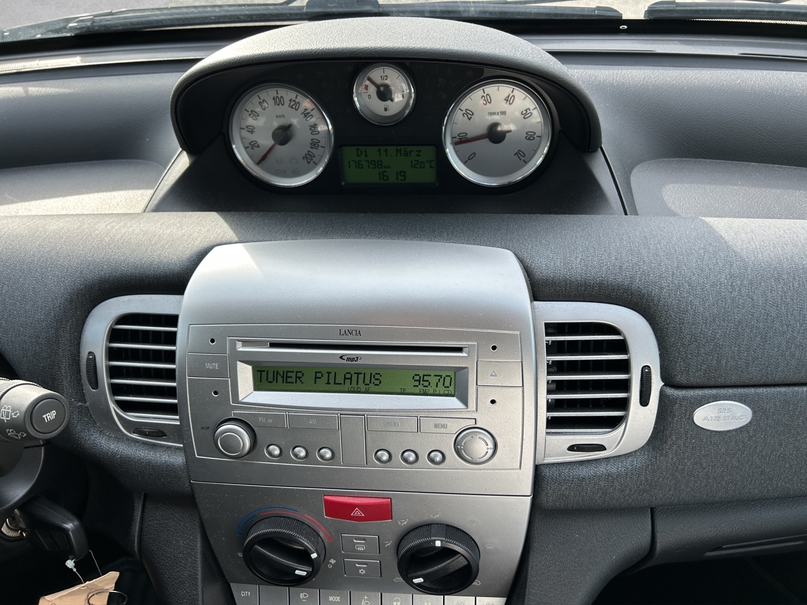 LANCIA Ypsilon 1.4 Swiss Edition-image-11