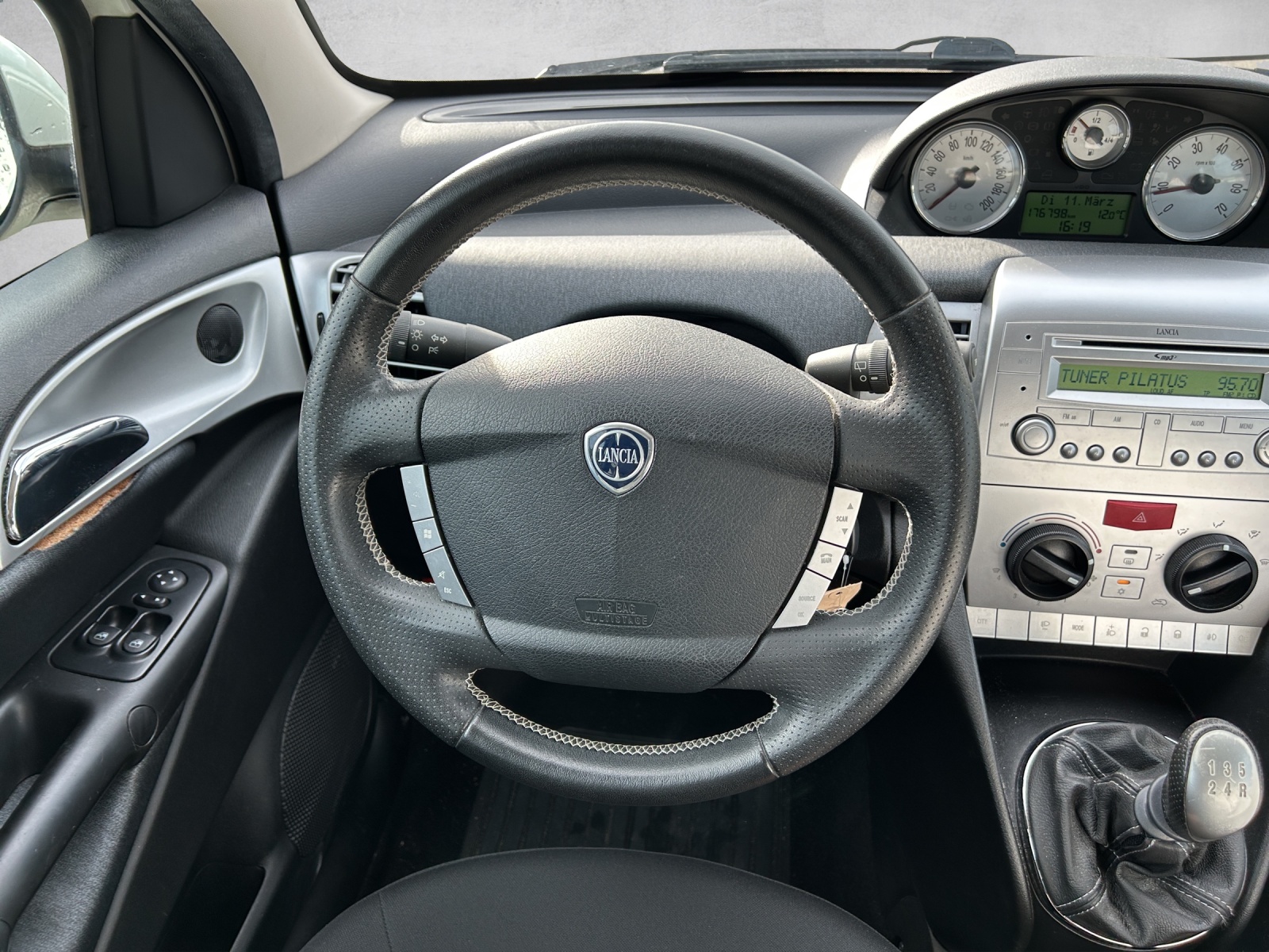 LANCIA Ypsilon 1.4 Swiss Edition-image-15