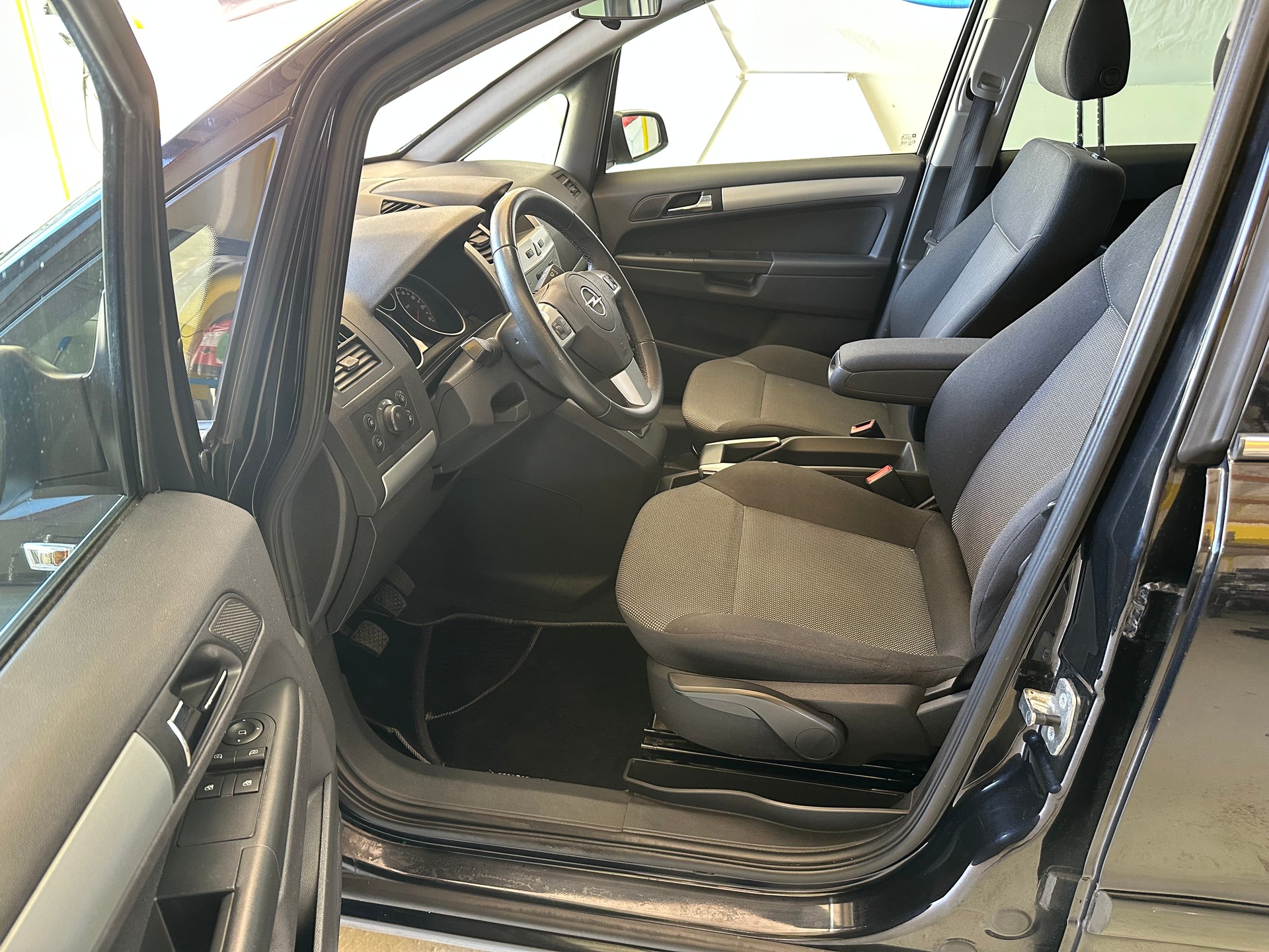 OPEL Zafira 2.2i 16V Enjoy-image-6
