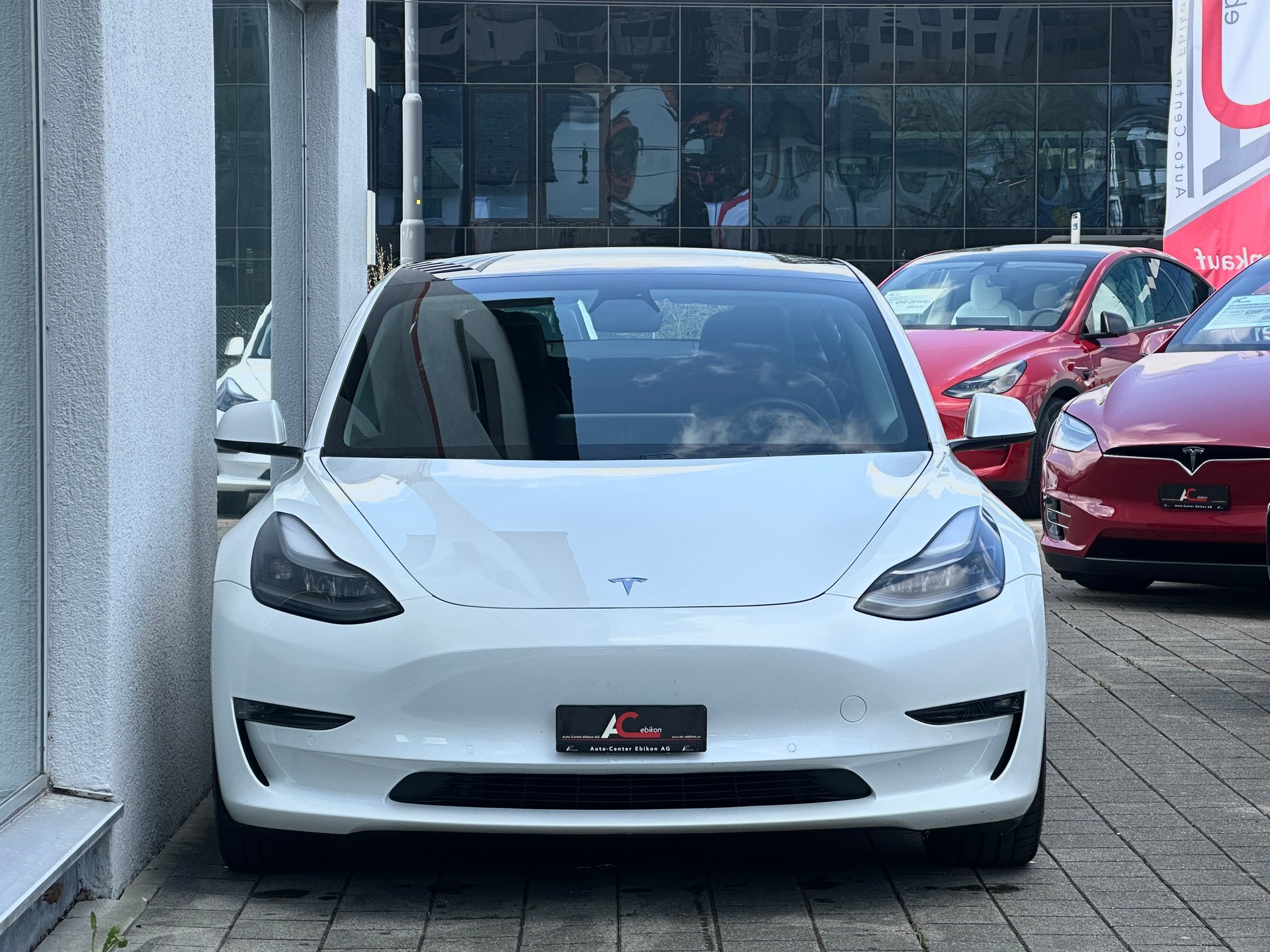TESLA Model 3 Long Range Dual Motor AWD-showroom-element-3