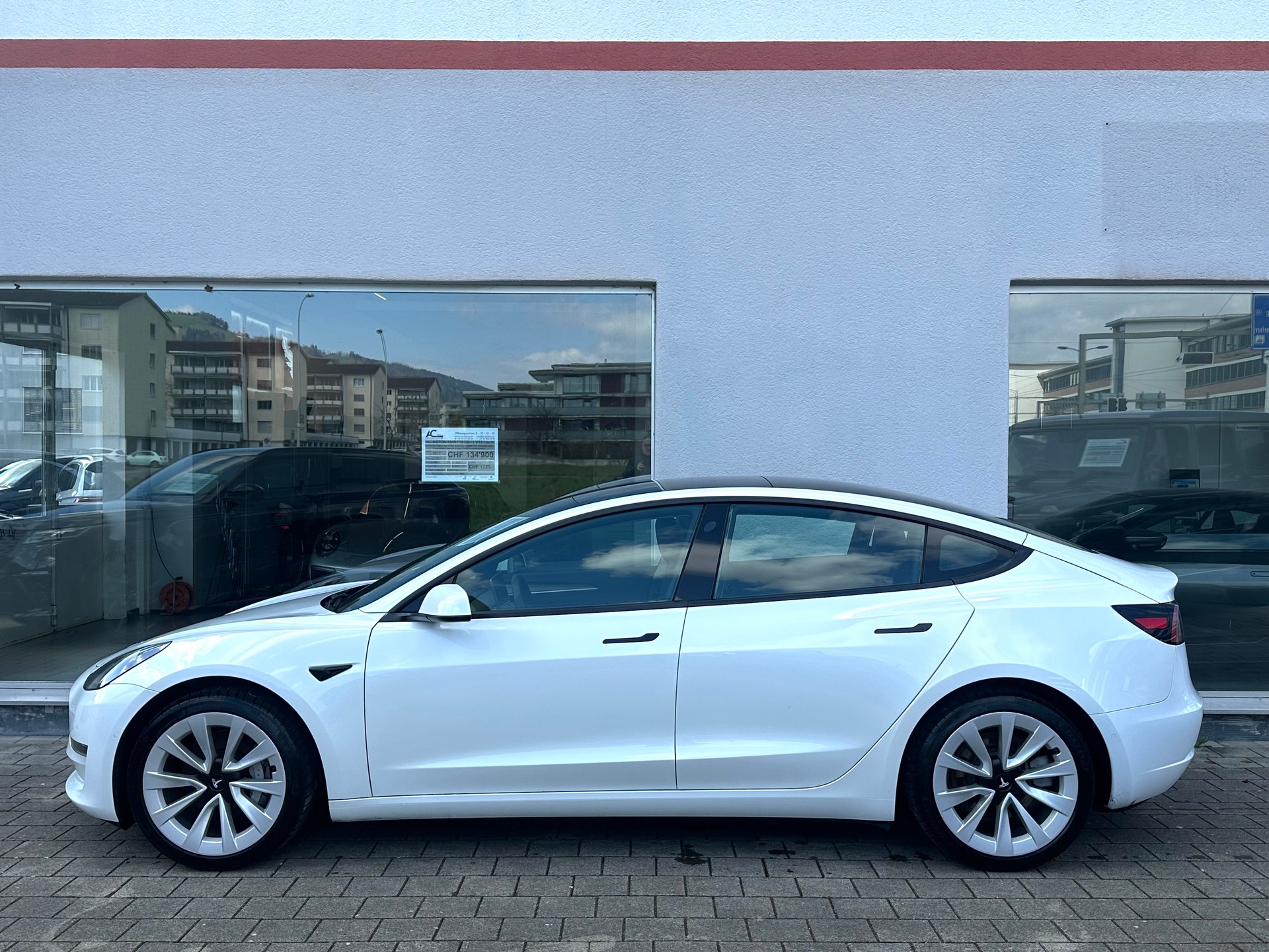 TESLA Model 3 Long Range Dual Motor AWD-showroom-element-2