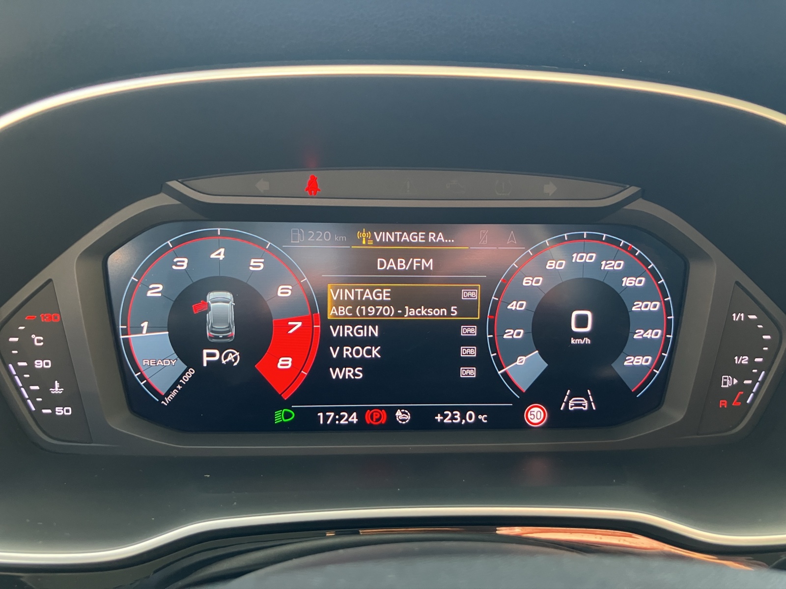 AUDI Q3 40 TFSI advanced quattro S-tronic-image-8
