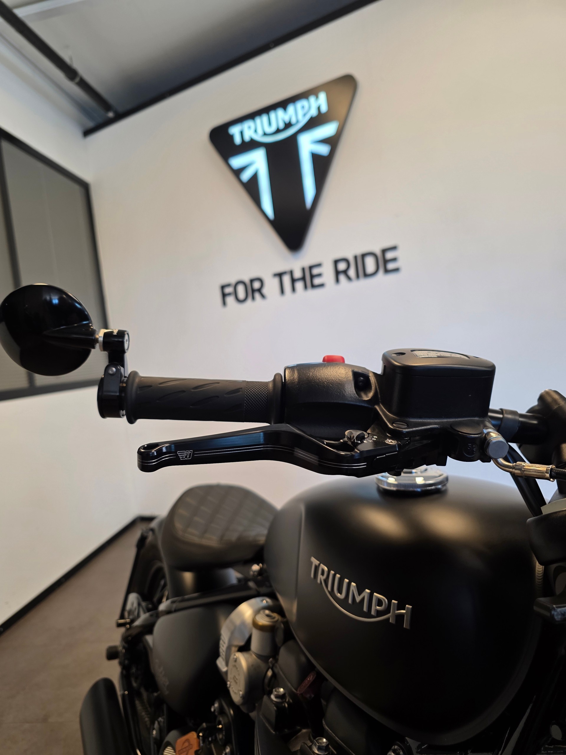 TRIUMPH Bonneville 1200 Bobber Black ABS-image-10