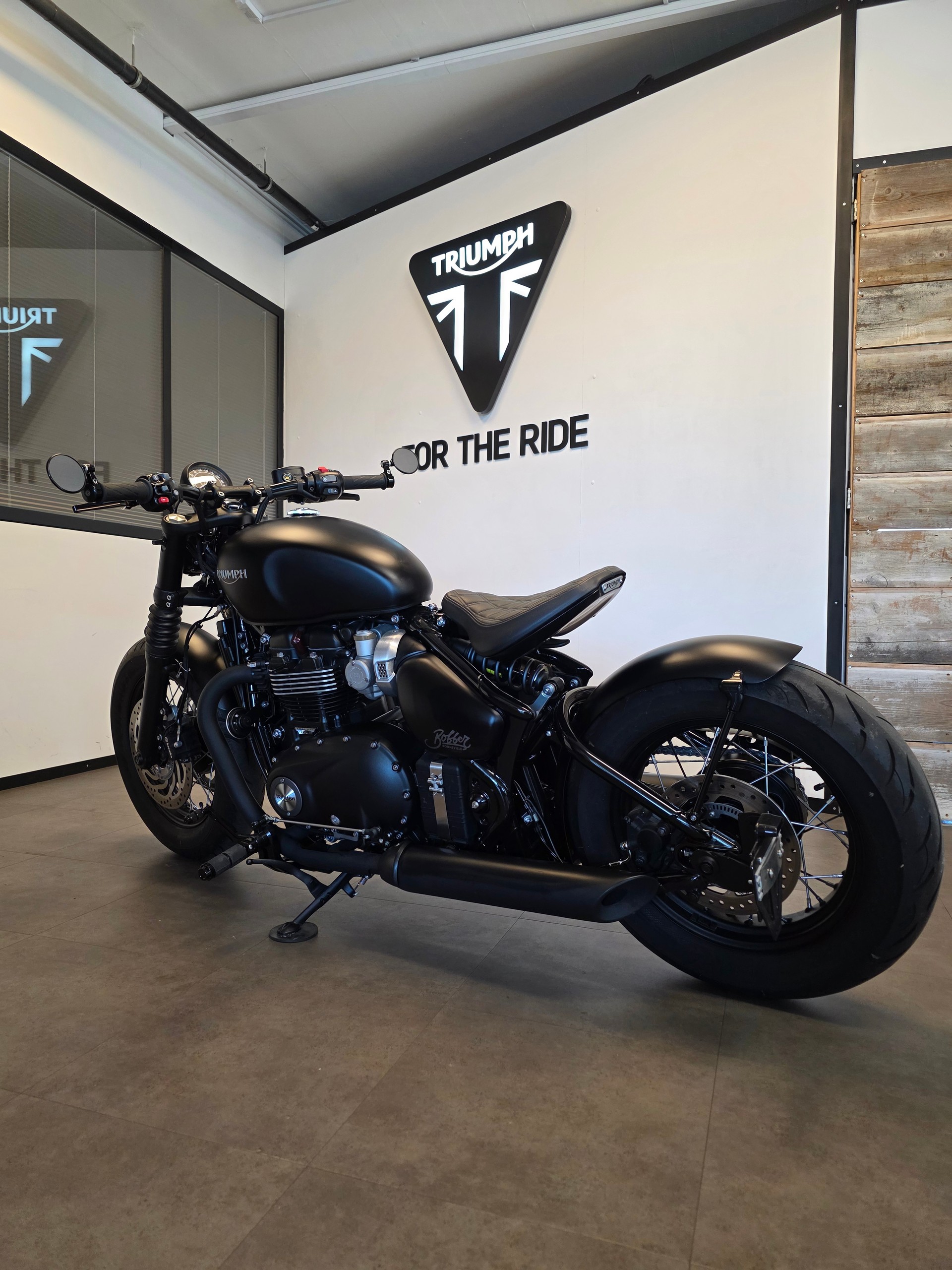 TRIUMPH Bonneville 1200 Bobber Black ABS-image-3
