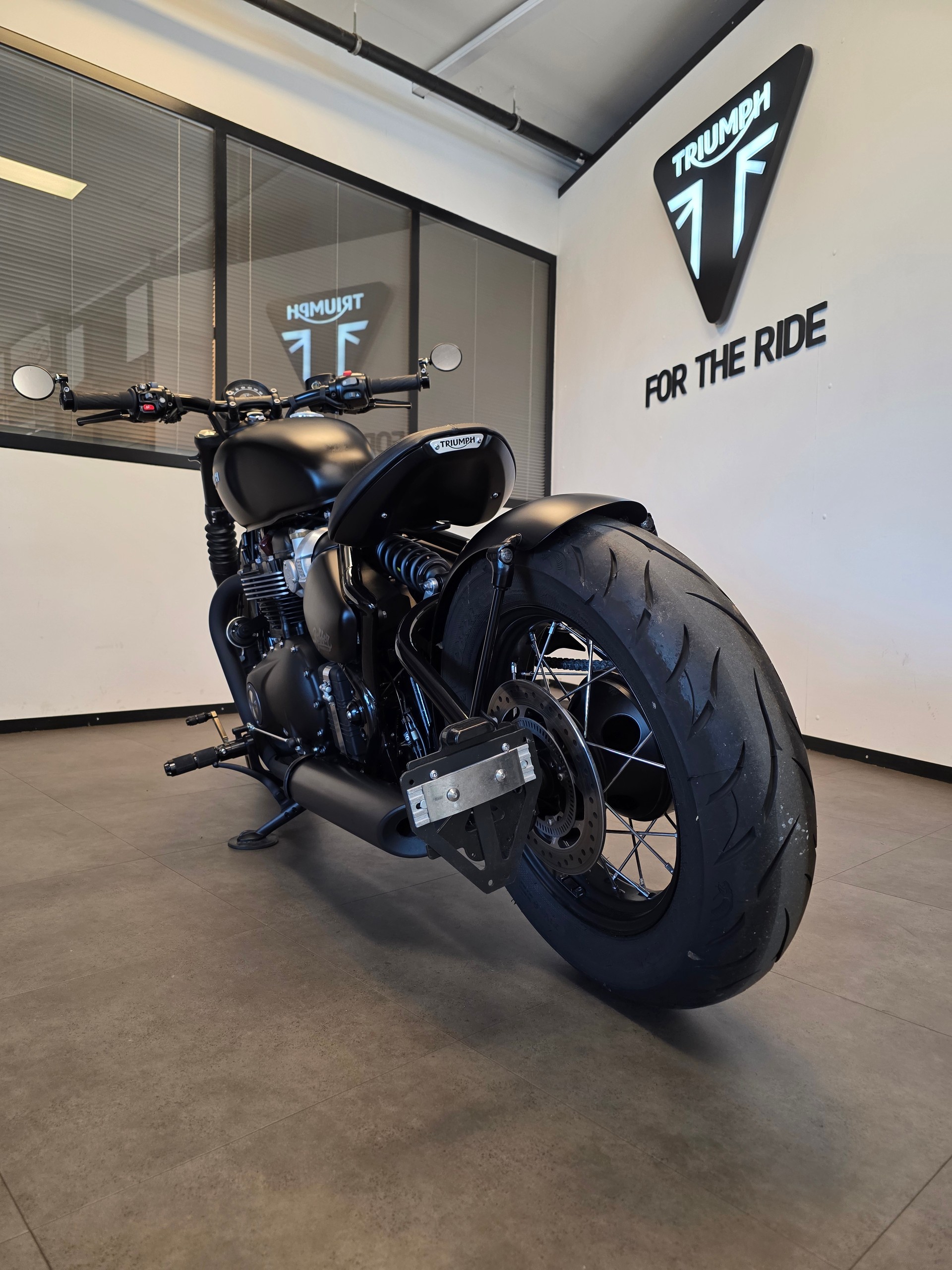 TRIUMPH Bonneville 1200 Bobber Black ABS-image-4