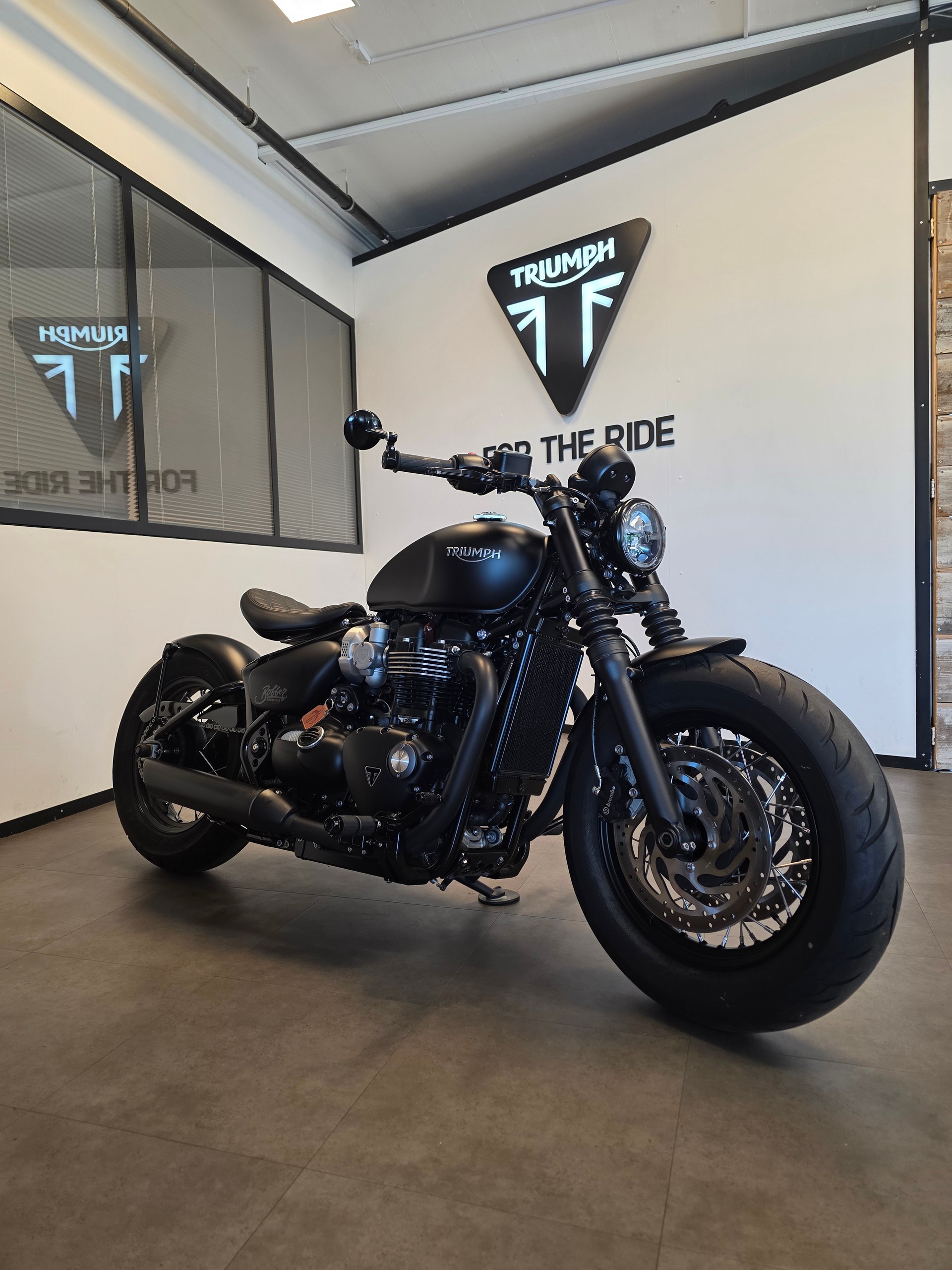 TRIUMPH Bonneville 1200 Bobber Black ABS-image-1
