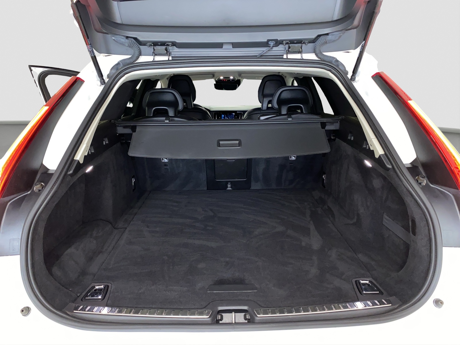VOLVO V90 2.0 D3 Momentum AWD-image-13