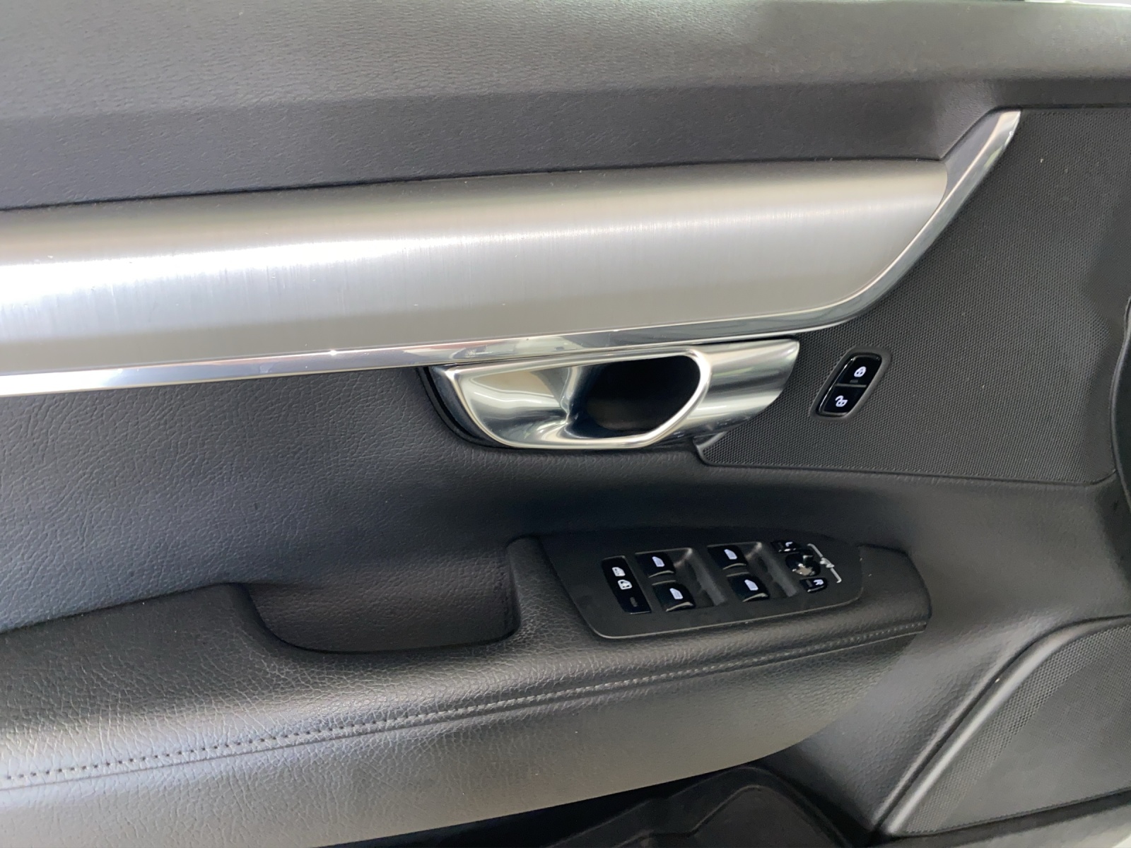 VOLVO V90 2.0 D3 Momentum AWD-image-11