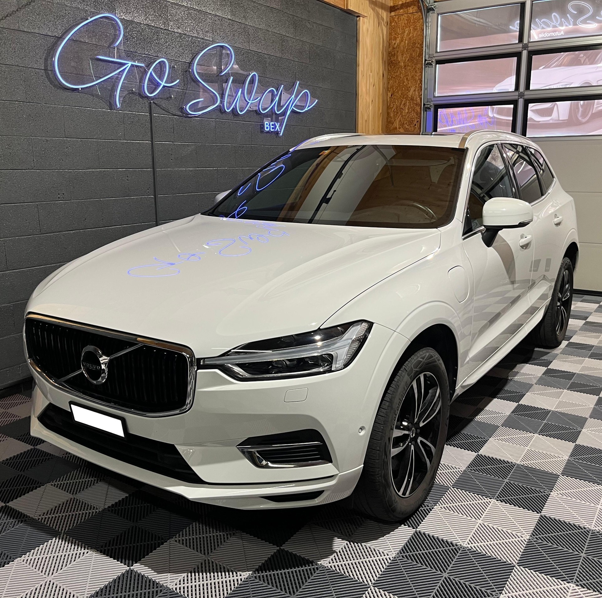 VOLVO XC60 T8 eAWD Momentum Geartronic-showroom-element-3
