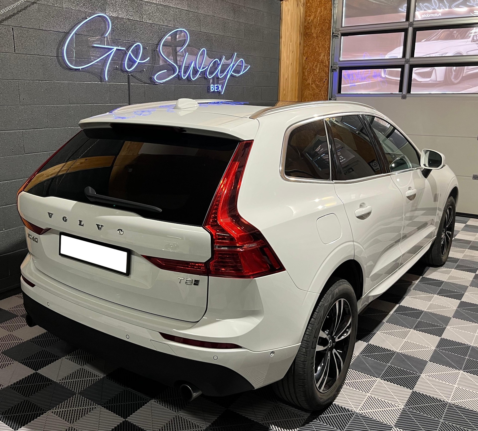 VOLVO XC60 T8 eAWD Momentum Geartronic-showroom-element-2