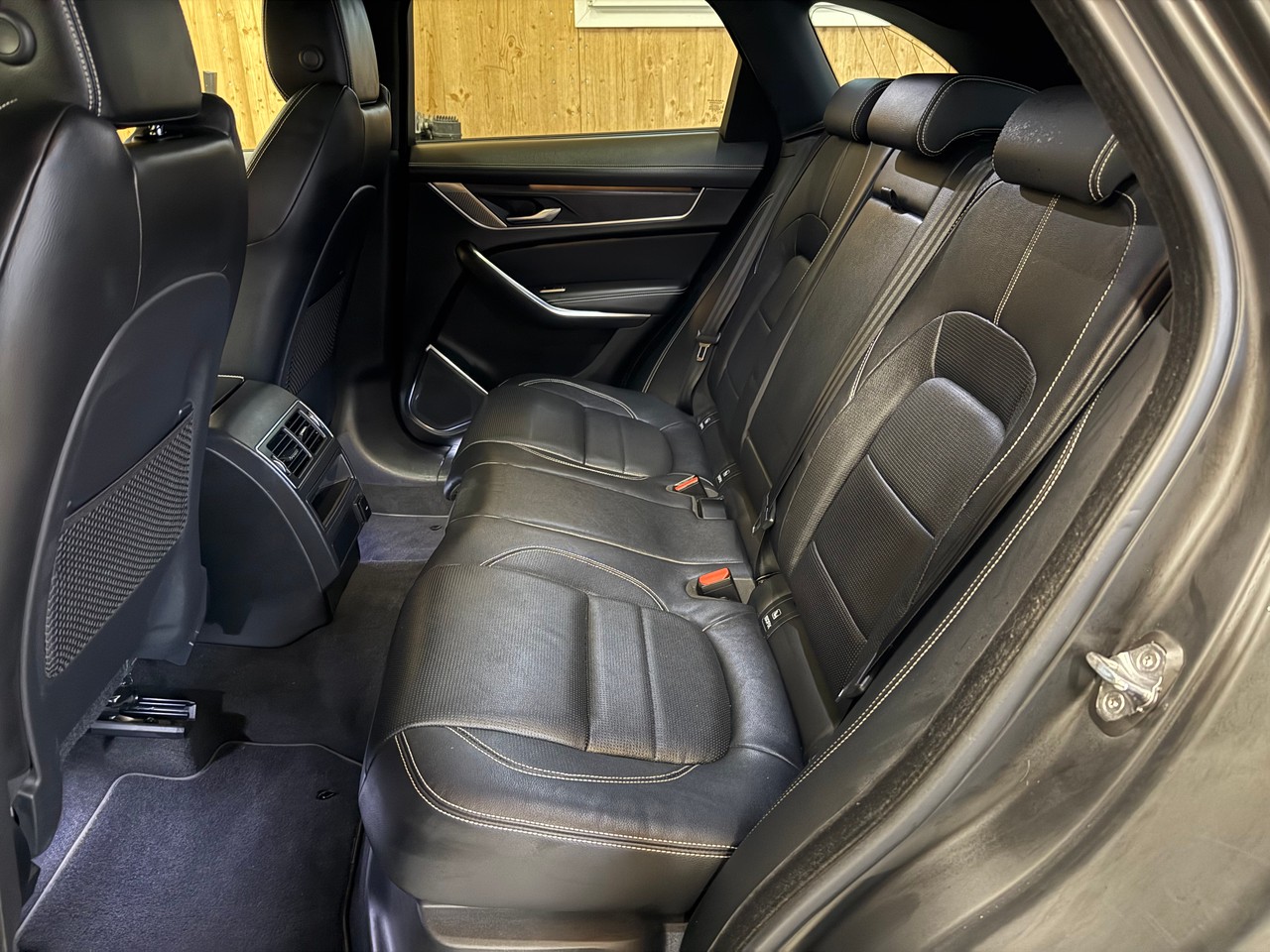 JAGUAR F-Pace 3.0 D300 R-Dynamic MHEV SE AWD-image-7
