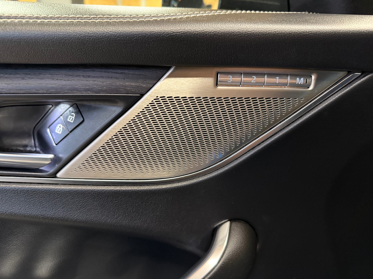 JAGUAR F-Pace 3.0 D300 R-Dynamic MHEV SE AWD-image-15