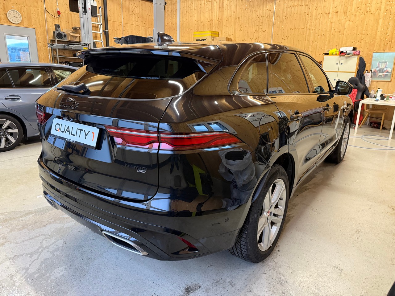 JAGUAR F-Pace 3.0 D300 R-Dynamic MHEV SE AWD-showroom-element-3