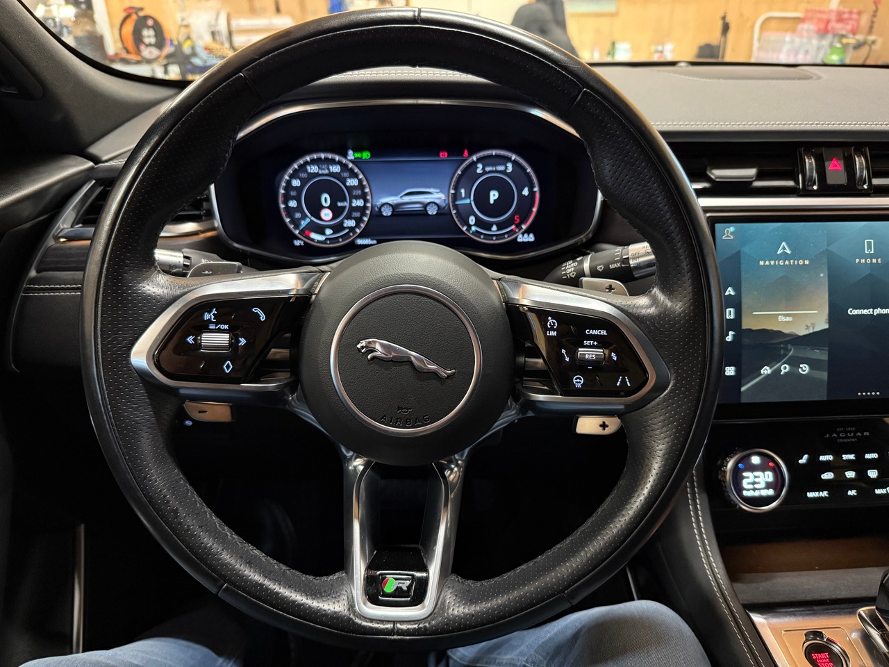 JAGUAR F-Pace 3.0 D300 R-Dynamic MHEV SE AWD-image-10