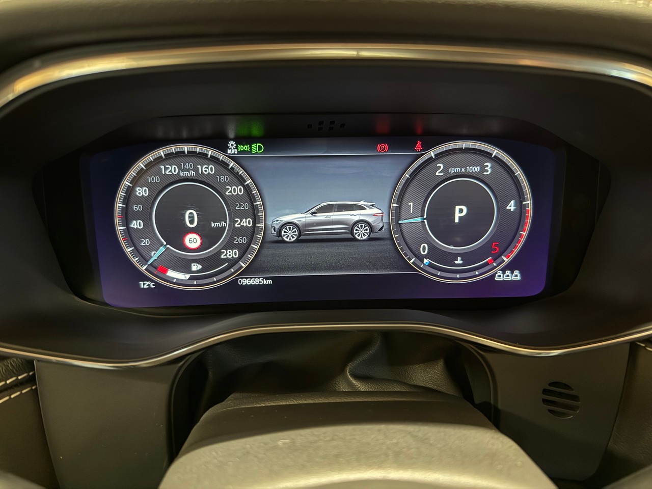 JAGUAR F-Pace 3.0 D300 R-Dynamic MHEV SE AWD-image-9