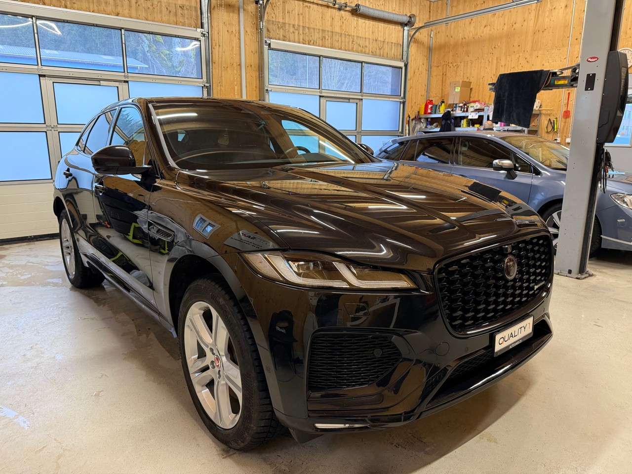 JAGUAR F-Pace 3.0 D300 R-Dynamic MHEV SE AWD-showroom-element-1