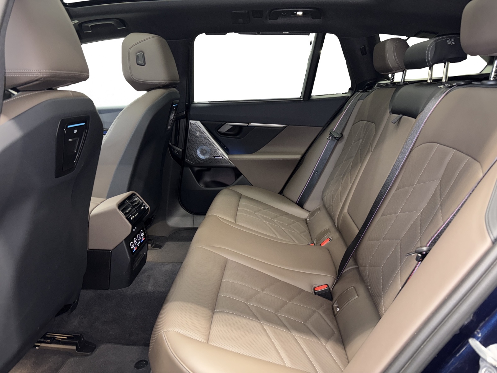 BMW i5 M60 xDrive Touring-image-13
