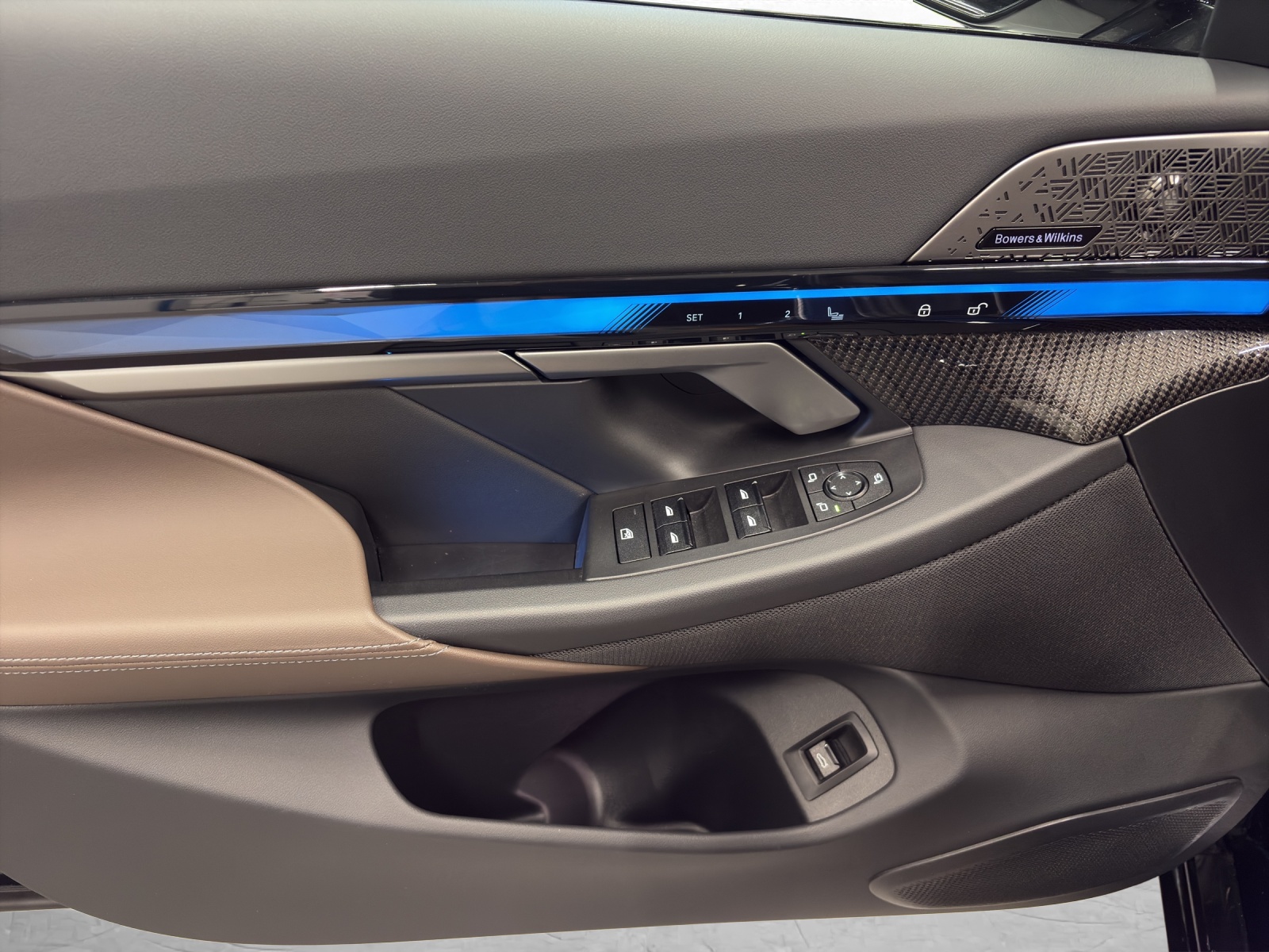 BMW i5 M60 xDrive Touring-image-16