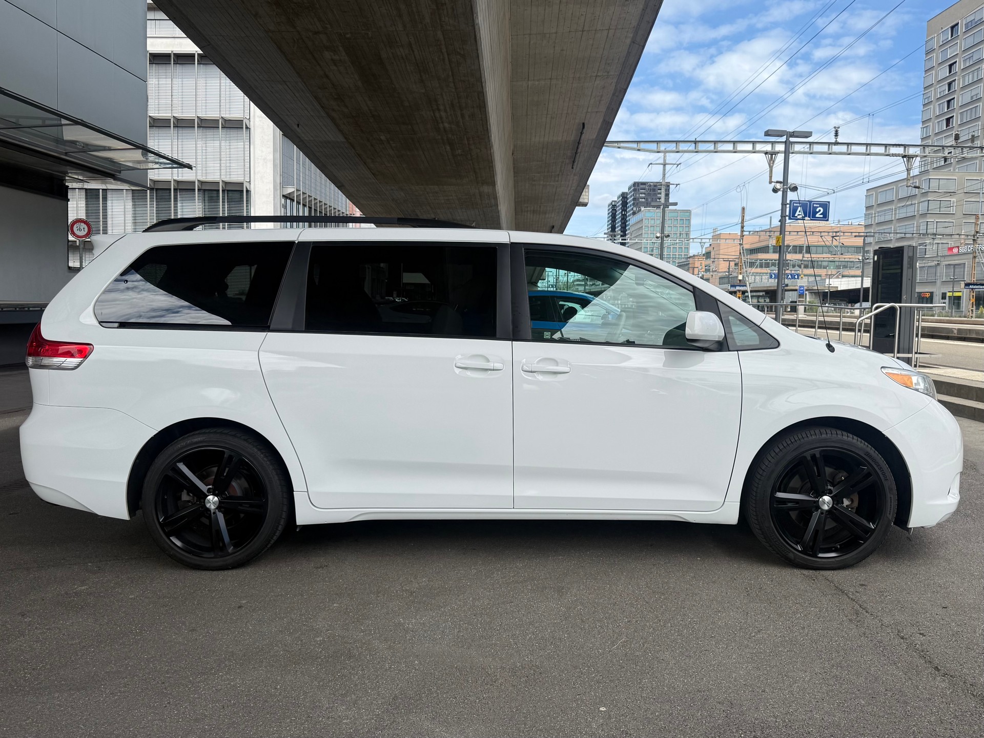 TOYOTA Sienna LE-image-3