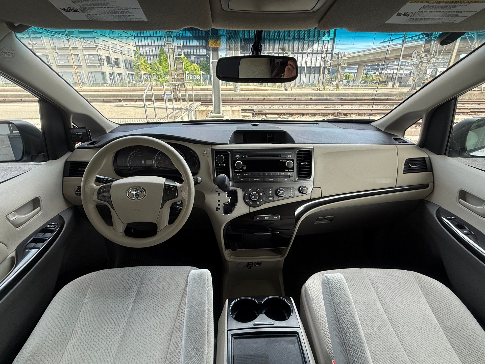 TOYOTA Sienna LE-image-9