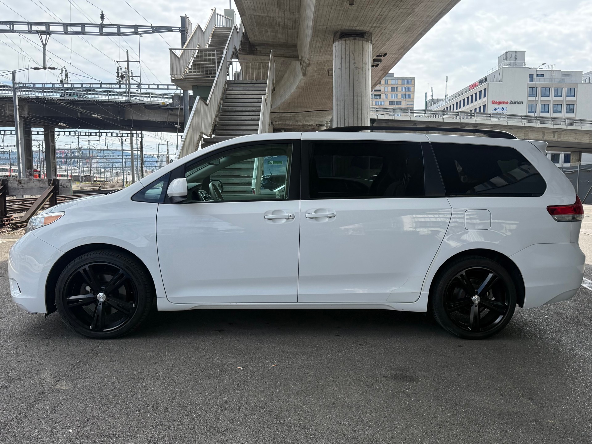 TOYOTA Sienna LE-image-4