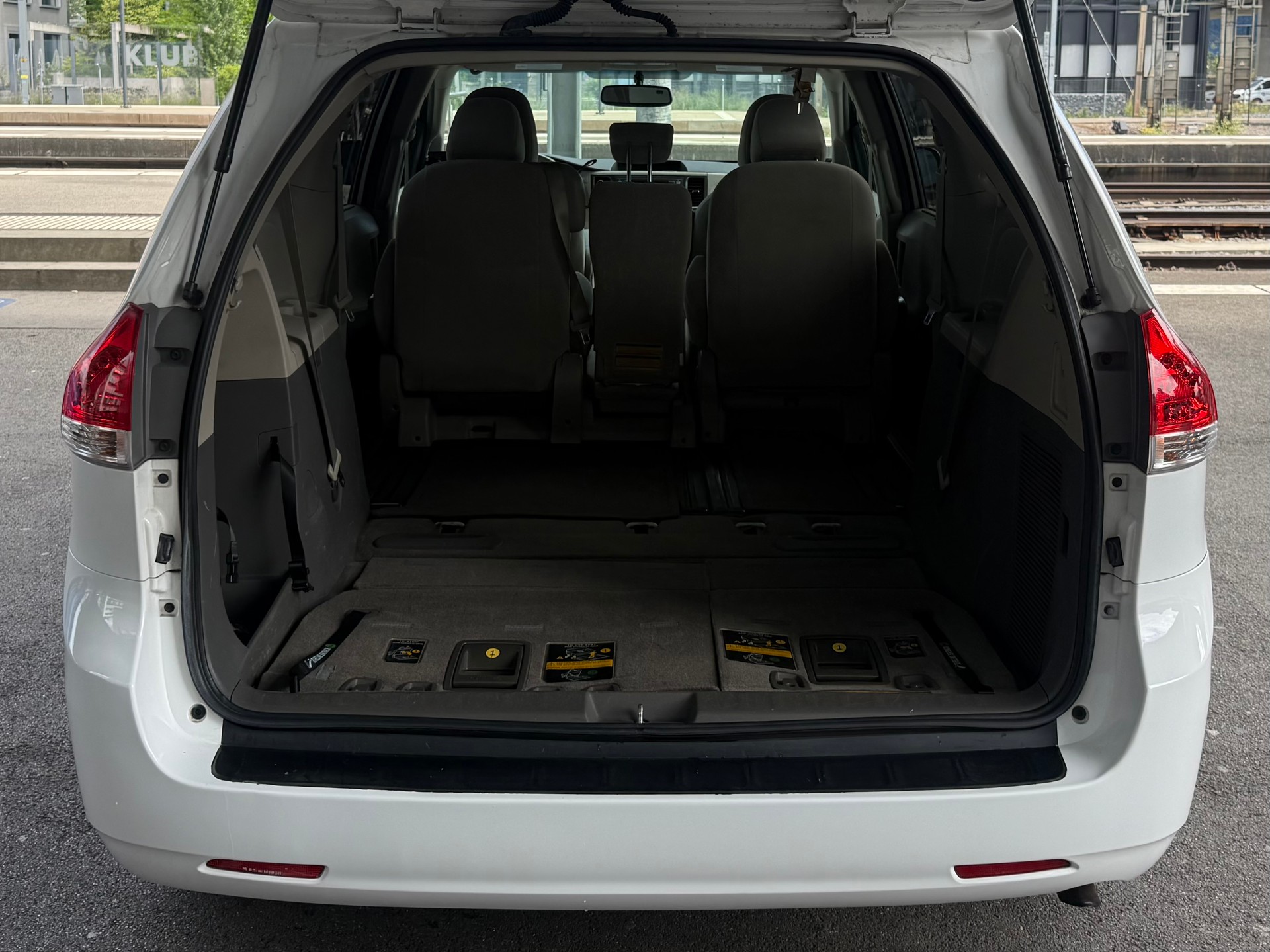TOYOTA Sienna LE-image-8
