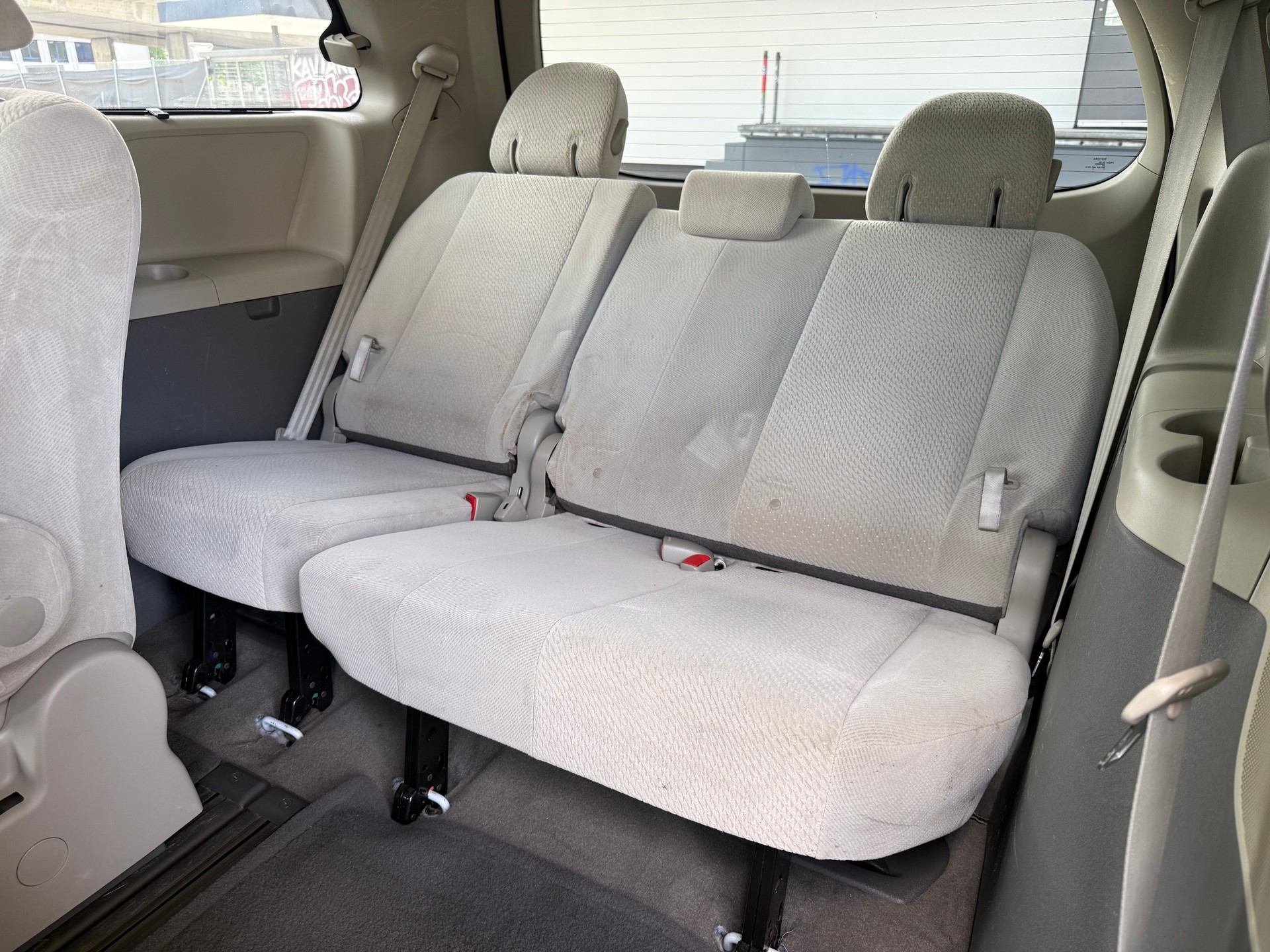 TOYOTA Sienna LE-image-14