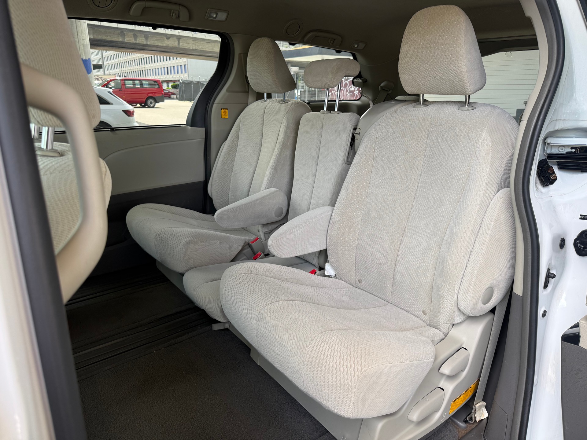 TOYOTA Sienna LE-image-13