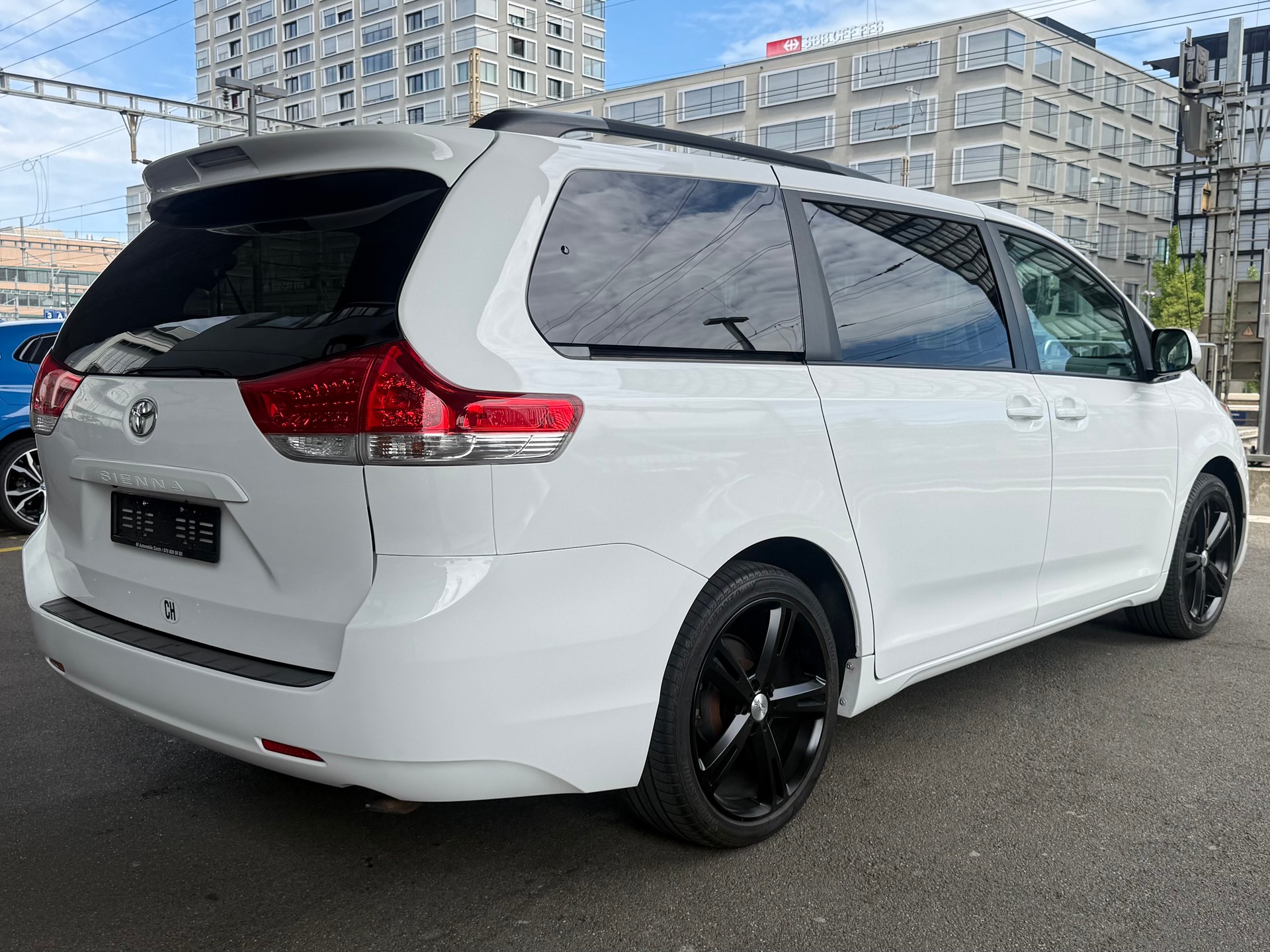 TOYOTA Sienna LE-image-5