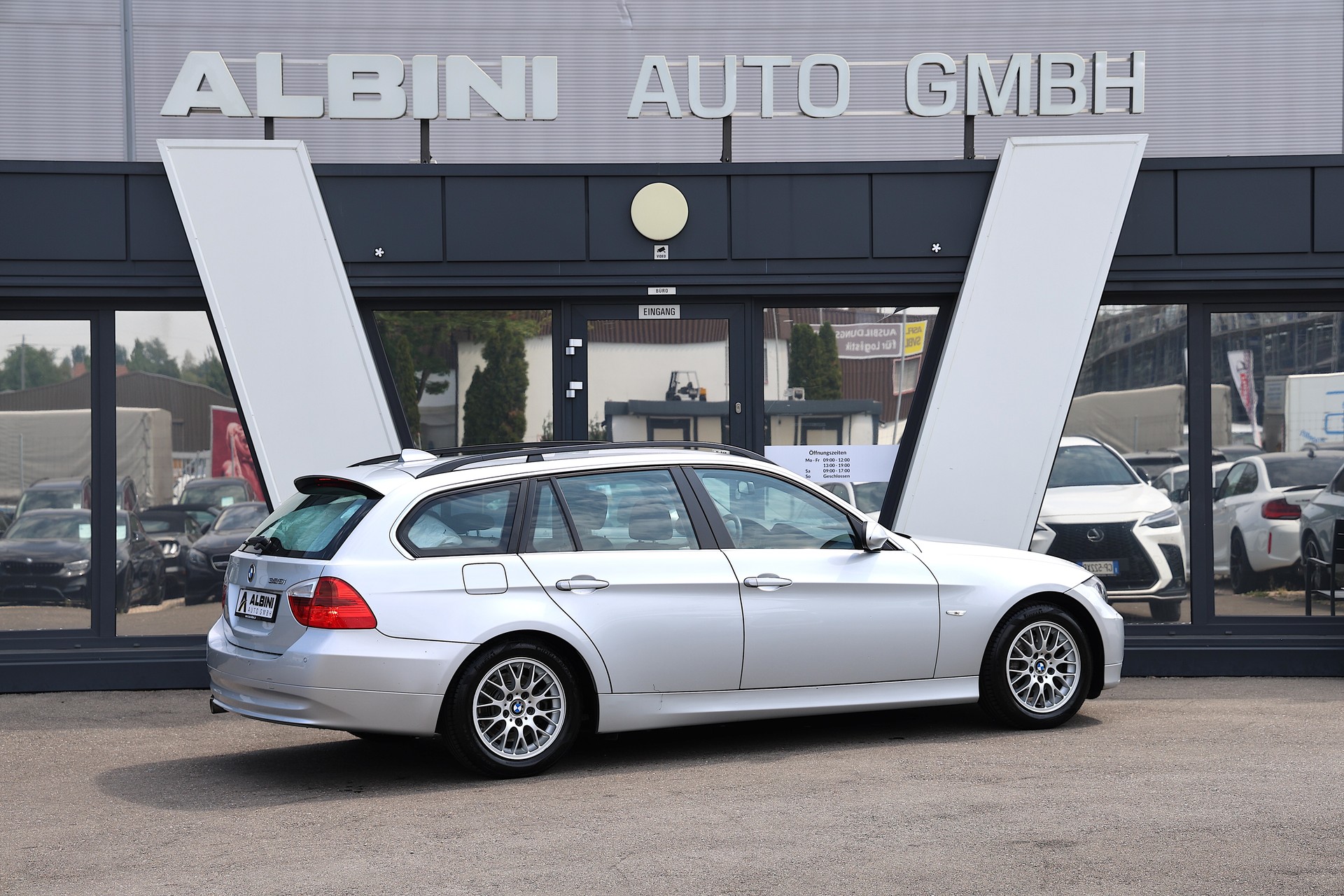 BMW 325i Touring-showroom-element-3
