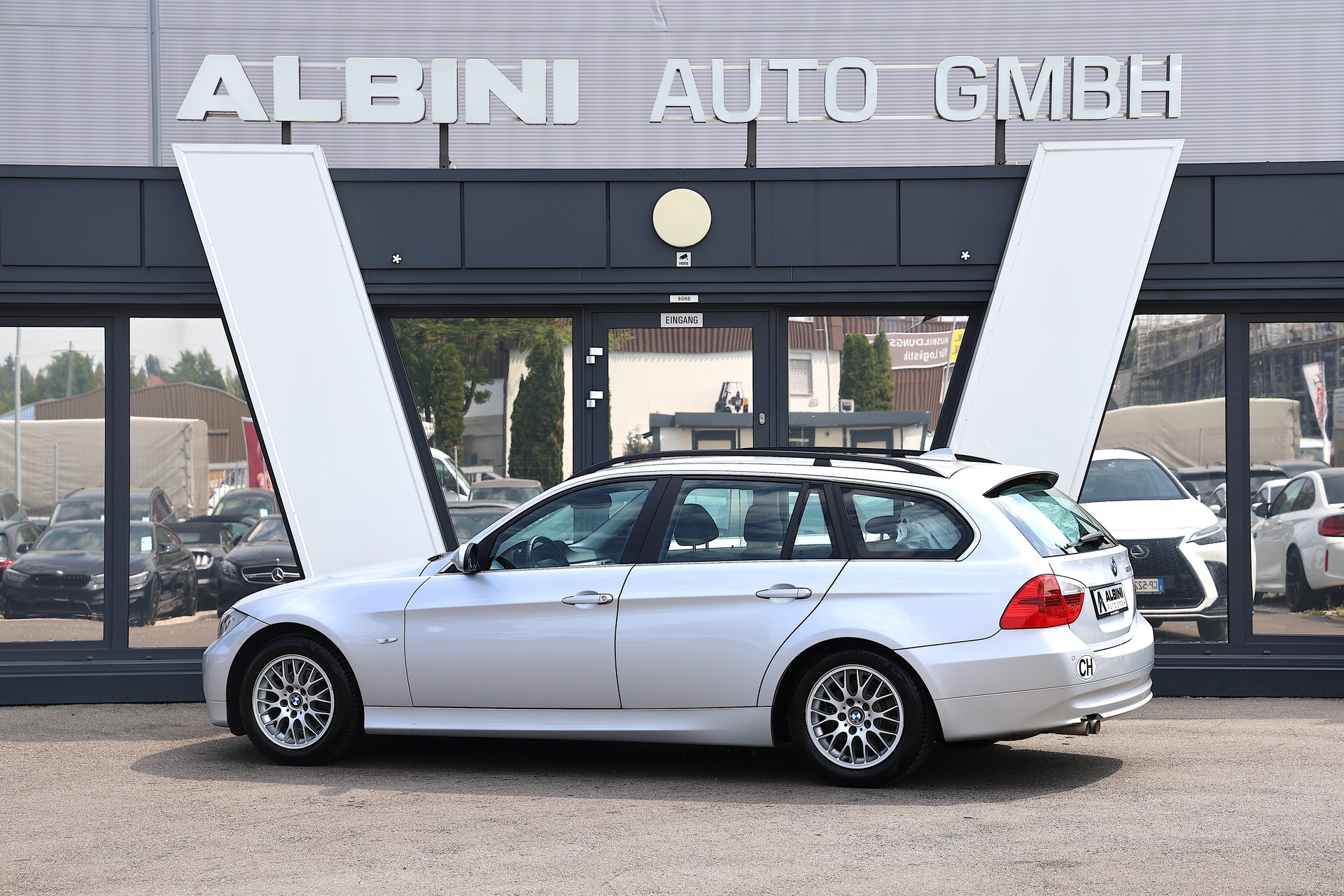 BMW 325i Touring-image-4