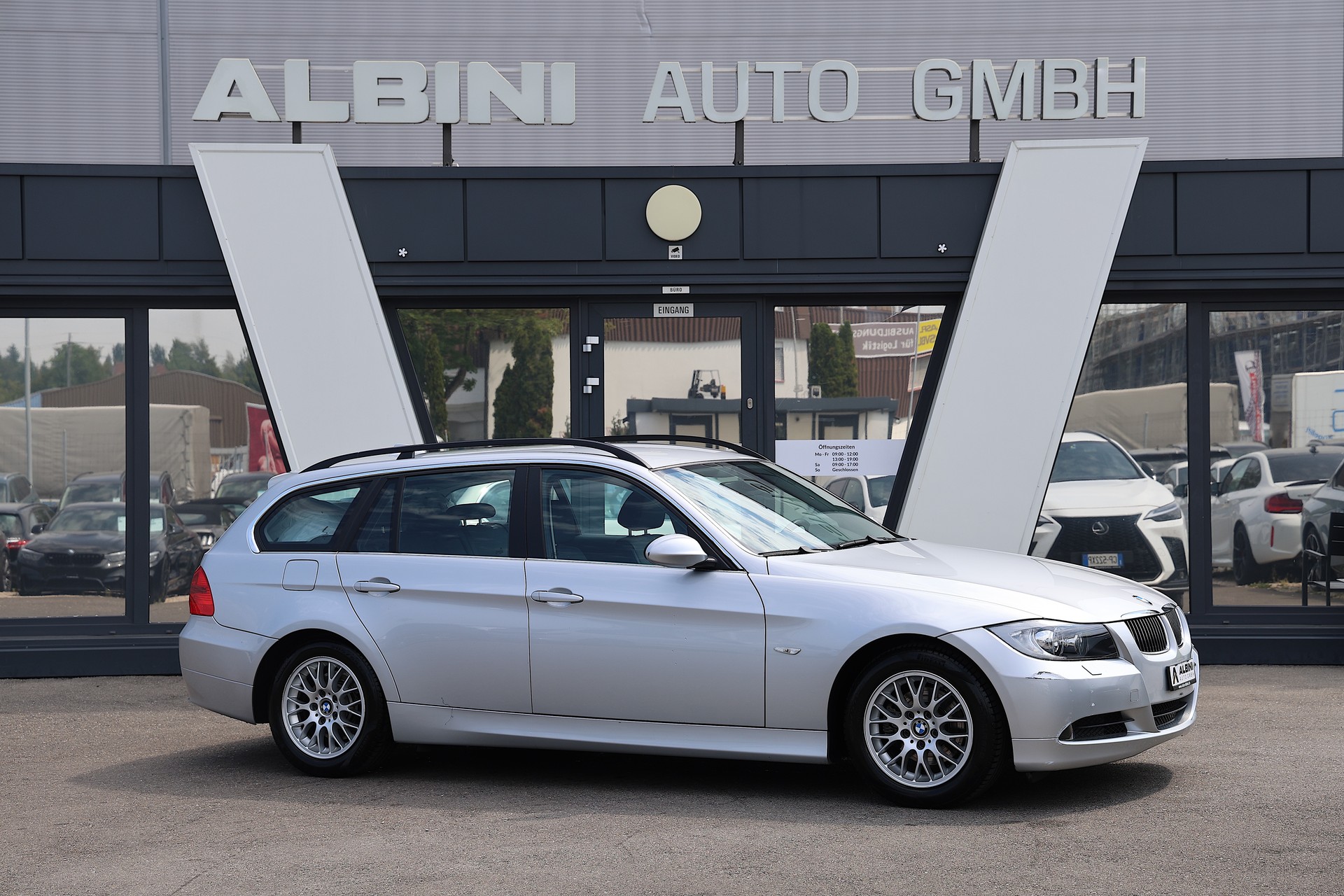 BMW 325i Touring-showroom-element-2