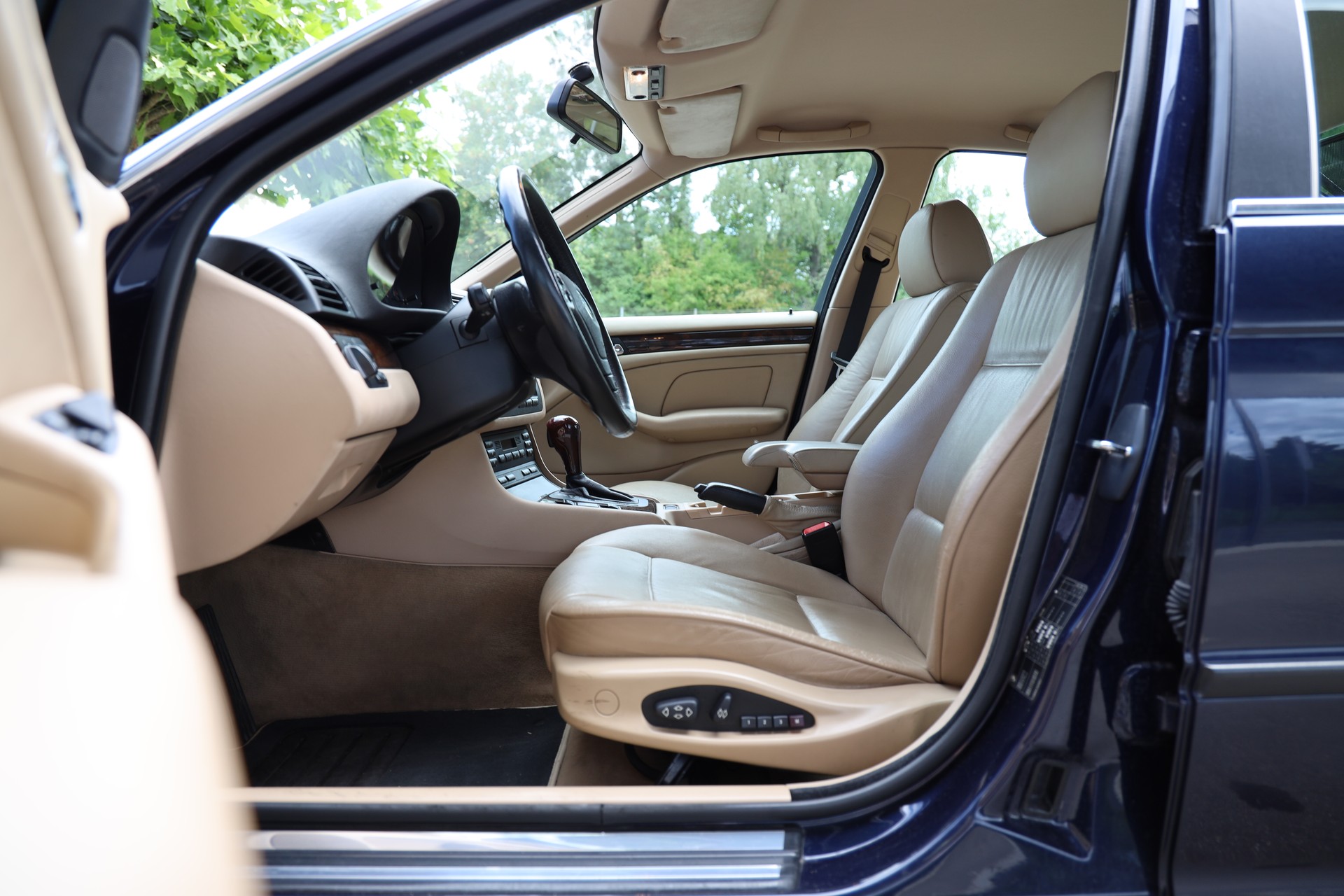 BMW 328i-image-6