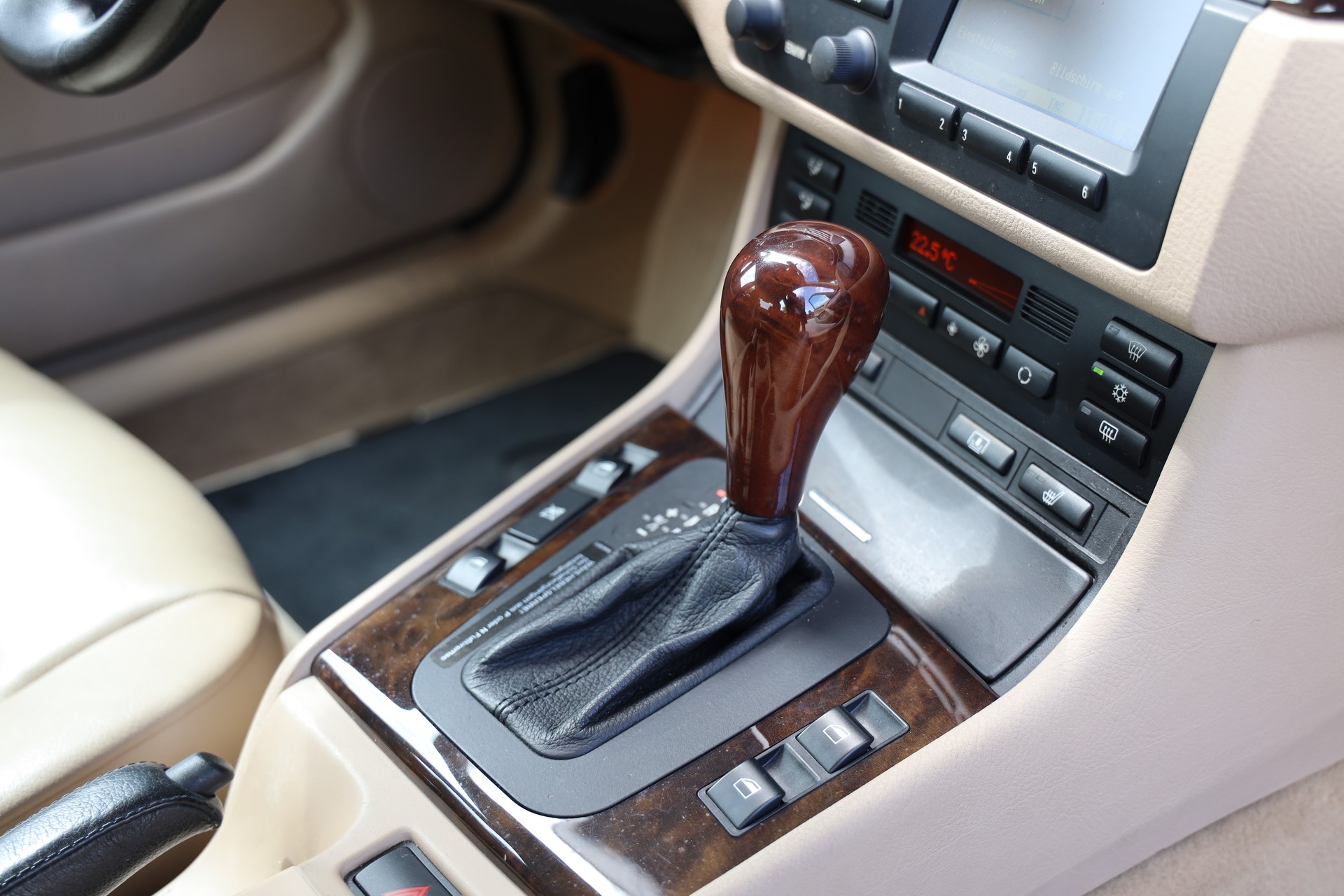 BMW 328i-image-9