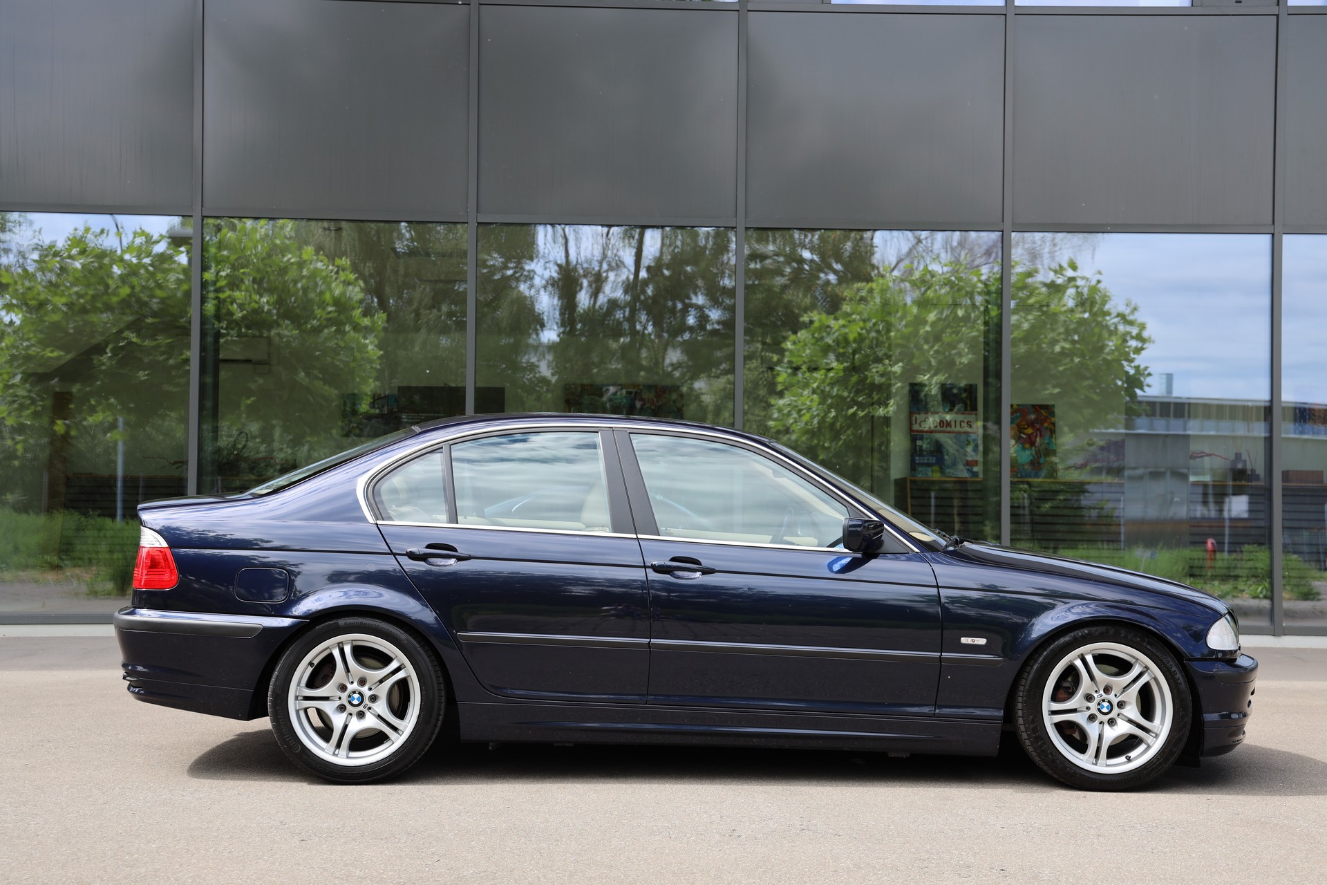 BMW 328i-image-3