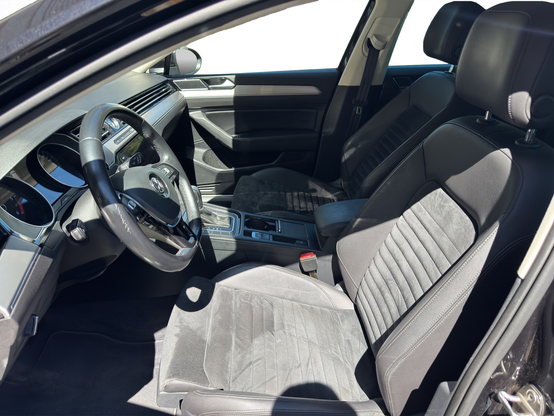 VW Passat Variant 2.0 TDI BMT Highline DSG 4Motion-image-4