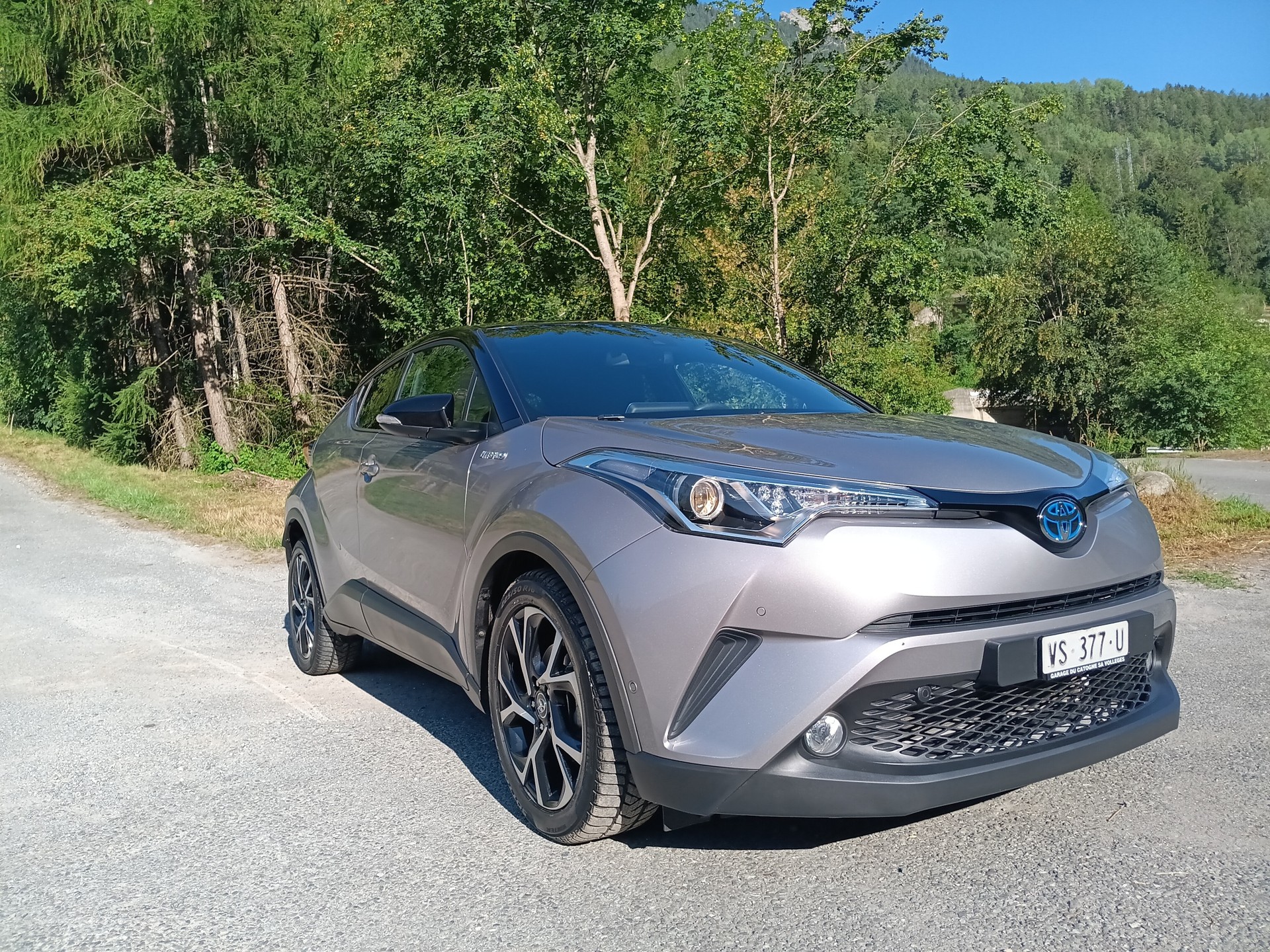 TOYOTA C-HR 1.8 HSD Premium CVT-showroom-element-2