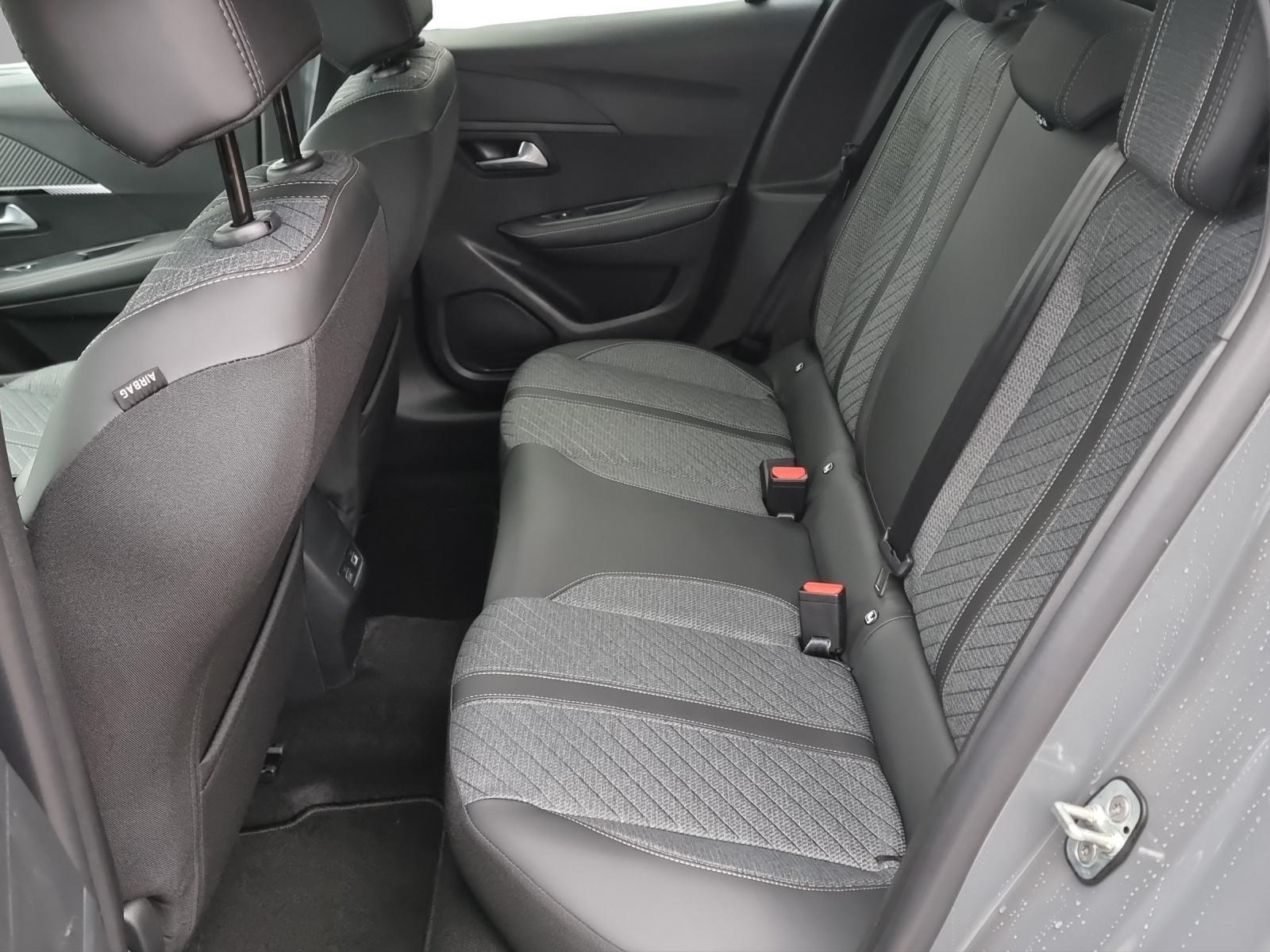 PEUGEOT 208 1.2 Hybrid Allure Premium-image-9