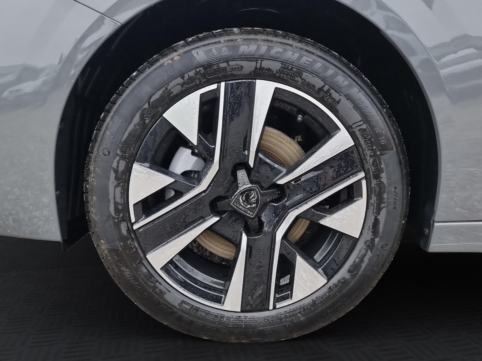 PEUGEOT 208 1.2 Hybrid Allure Premium-image-6