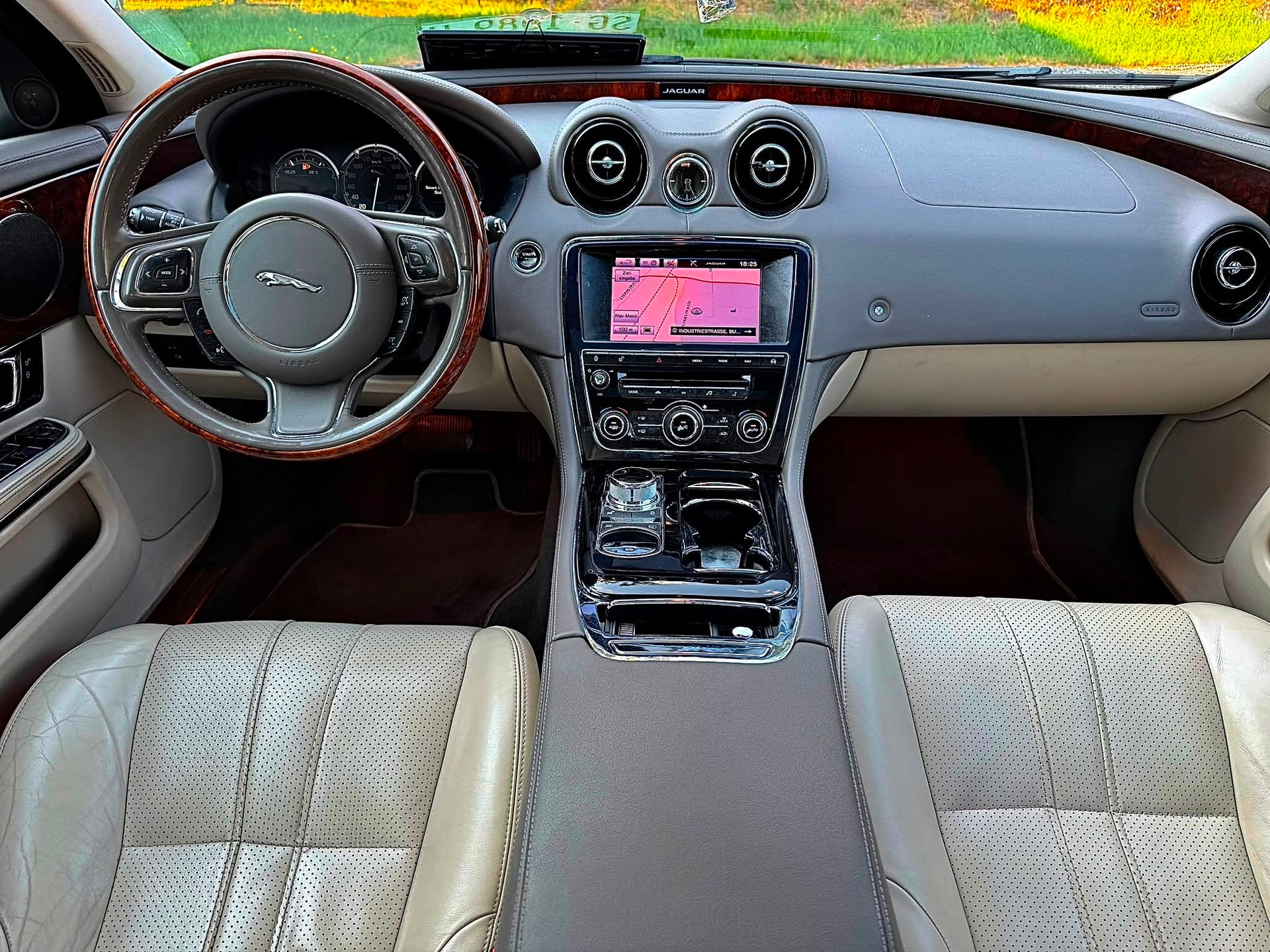 JAGUAR XJ 3.0 V6 S/C Premium Luxury Automatic AWD-image-15