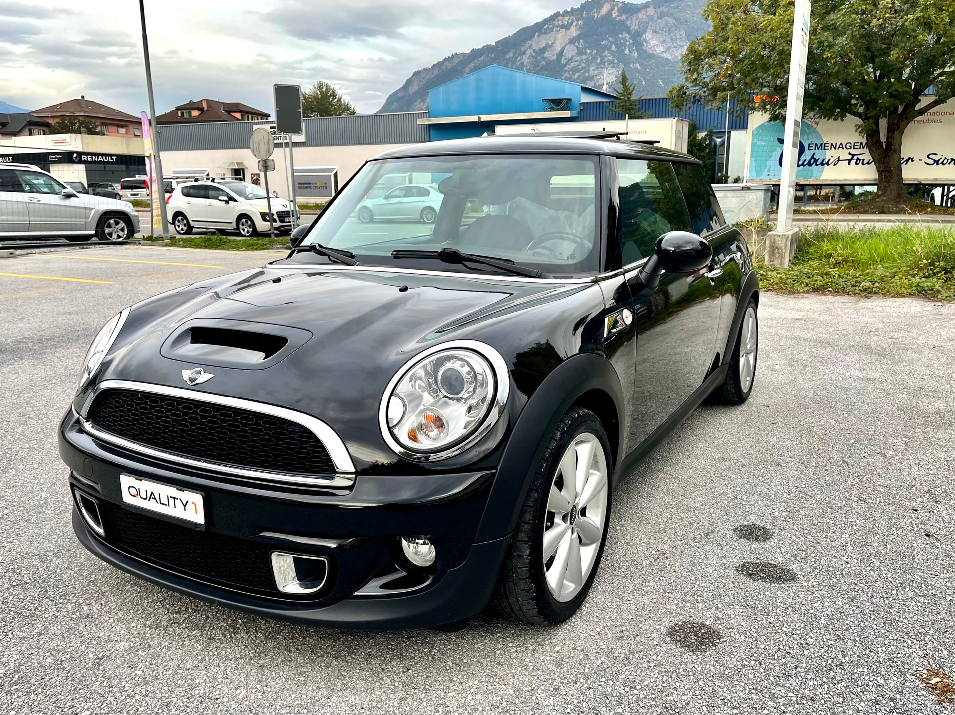 MINI Cooper S-showroom-element-2
