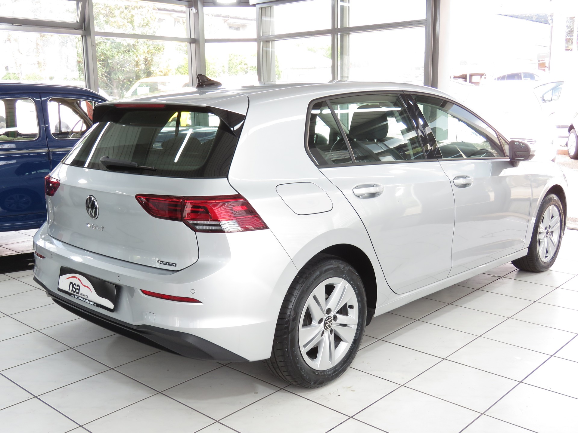 VW Golf 2.0 TDI Life DSG 4-Motion Automat-showroom-element-3