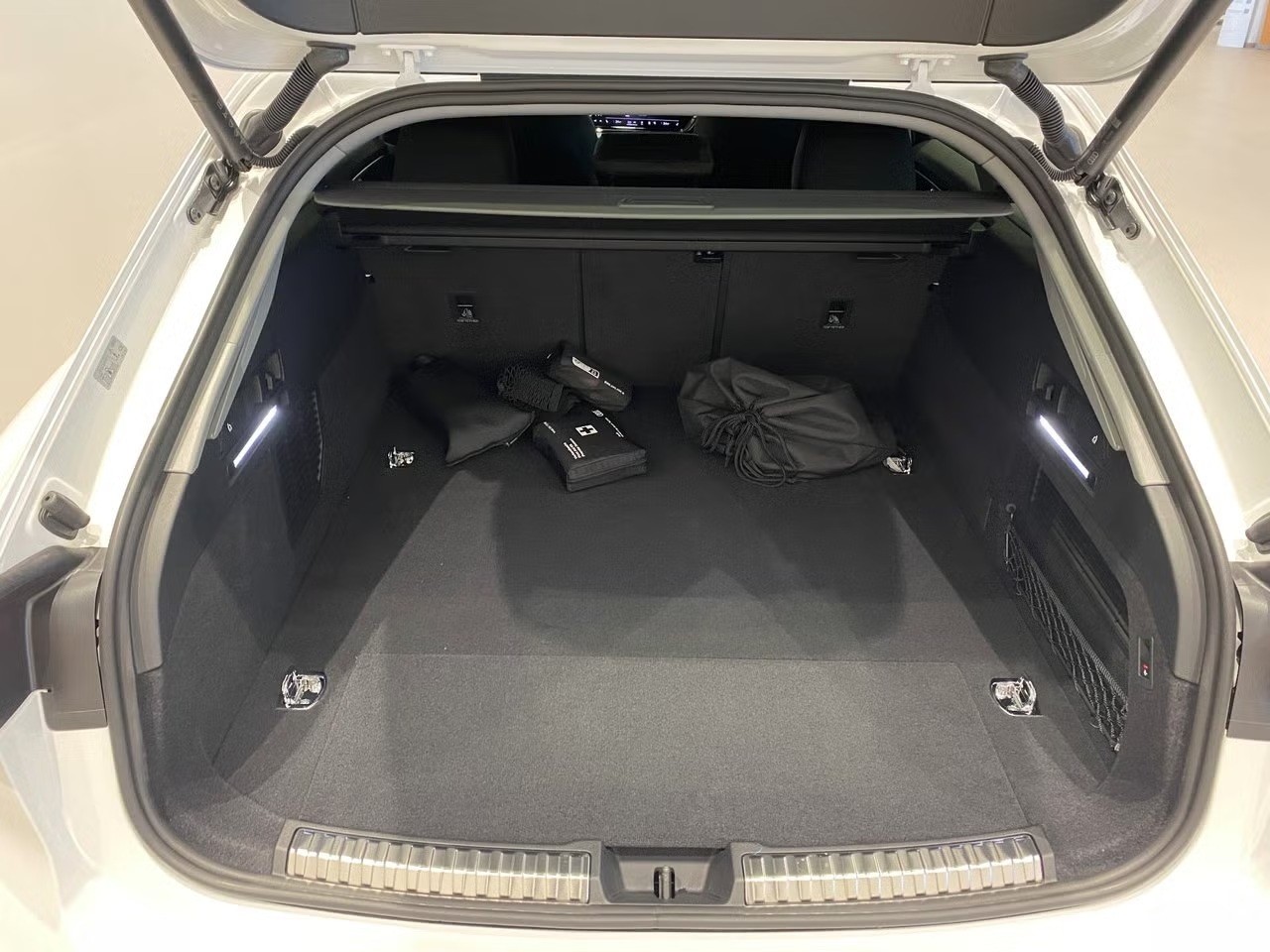 AUDI A6 Avant e-hybrid quattro 220 kW S tronic-showroom-element-3