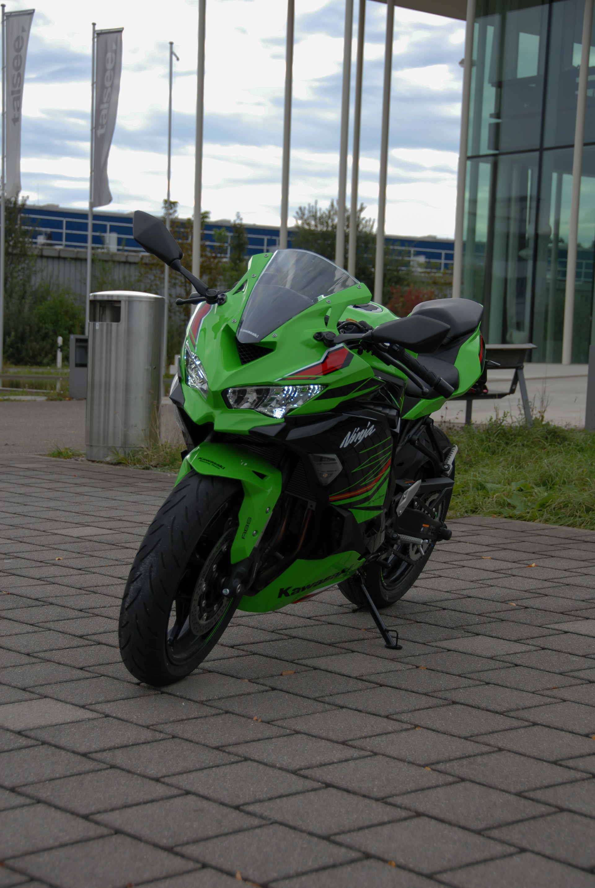 KAWASAKI Ninja ZX-4RR-image-1