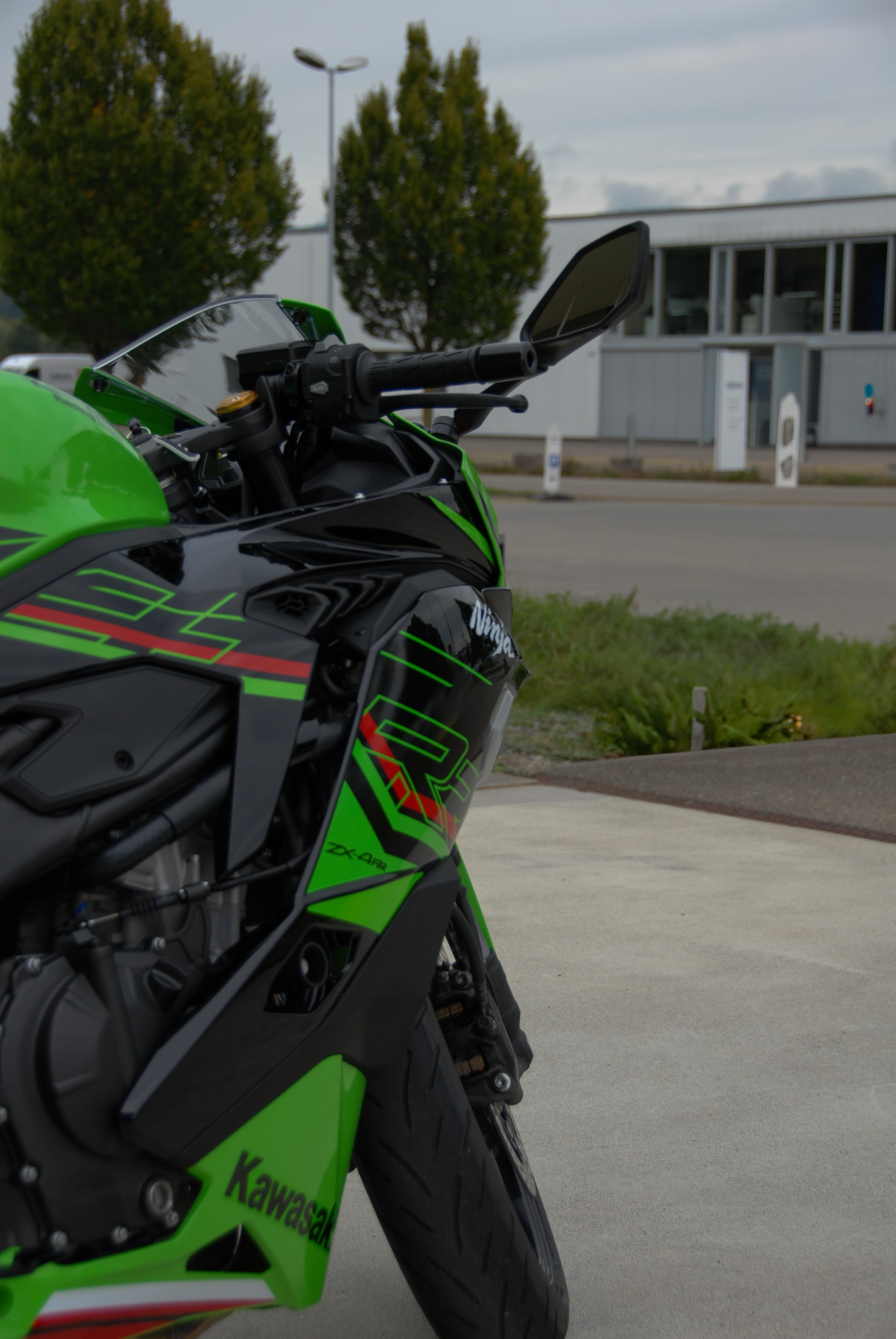KAWASAKI Ninja ZX-4RR-image-4