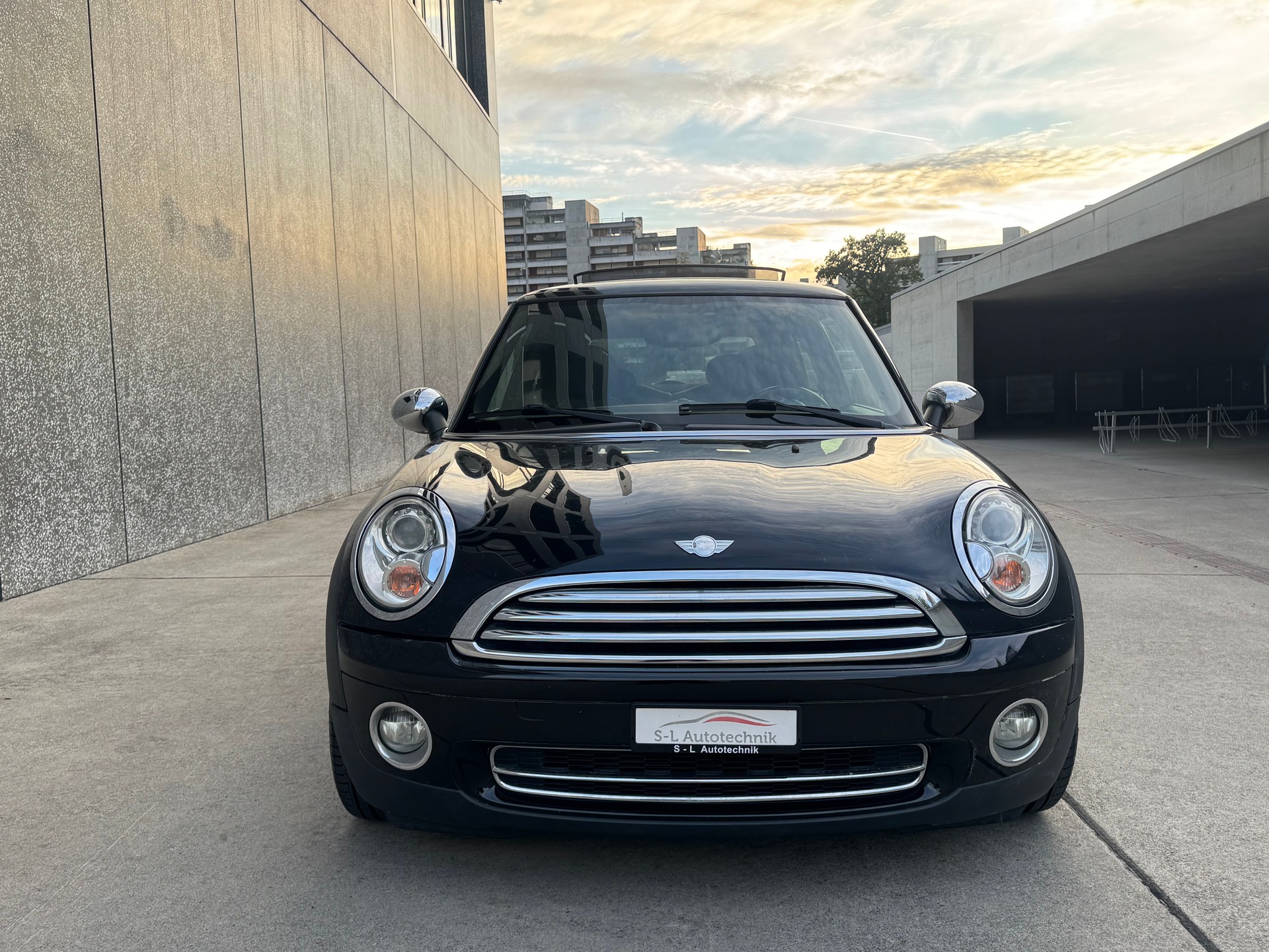 MINI Cooper-showroom-element-1