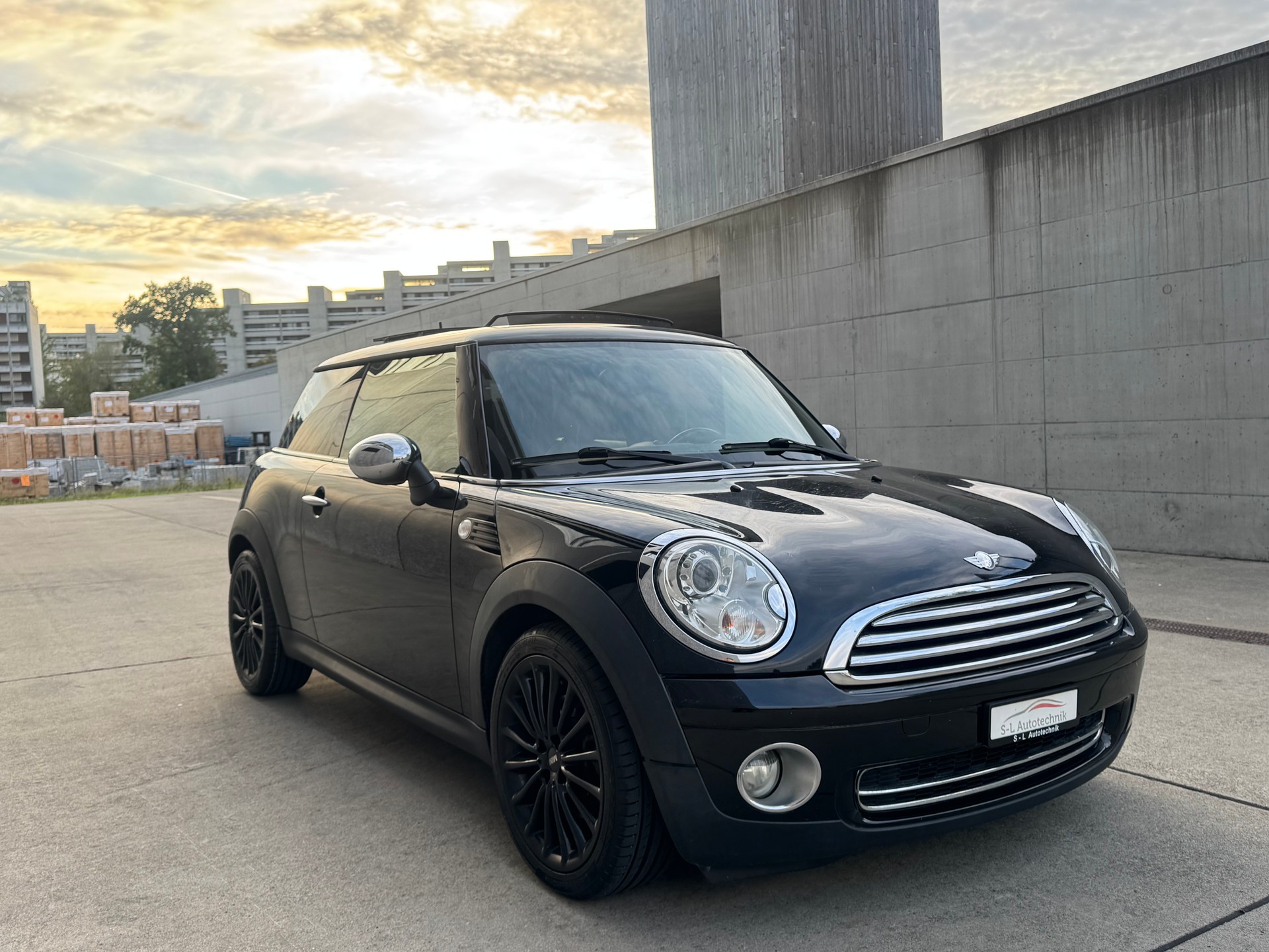 MINI Cooper-showroom-element-2