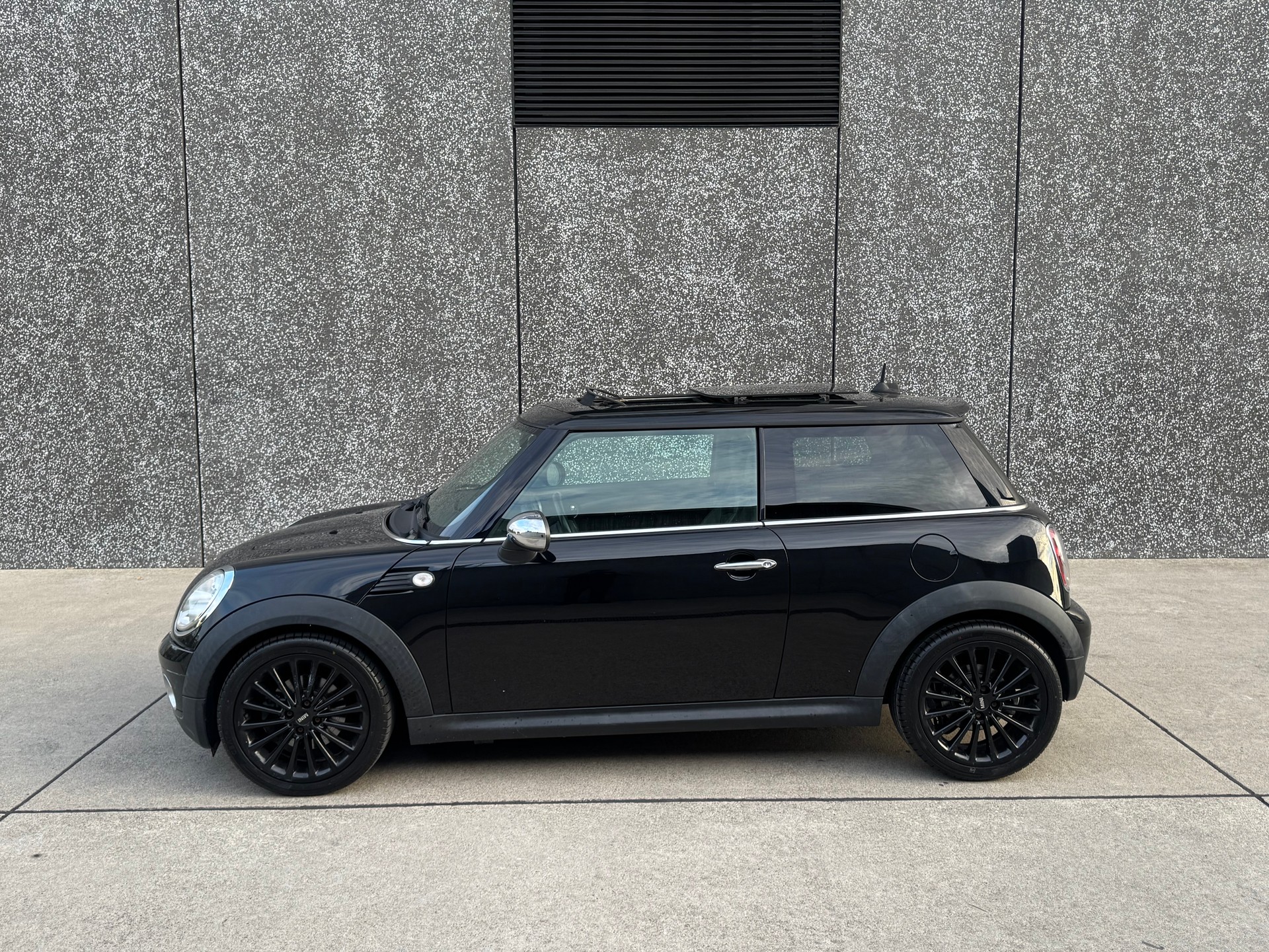 MINI Cooper-showroom-element-3